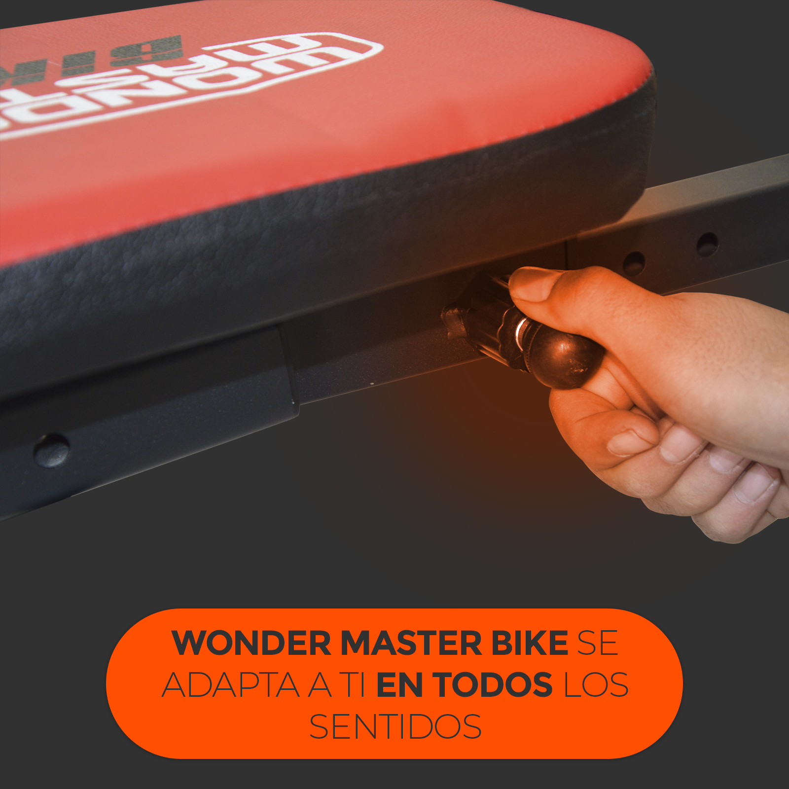 Mano ajustando perilla negra en banco de ejercicios rojo y negro. Texto: 'Wonder Master Bike'.