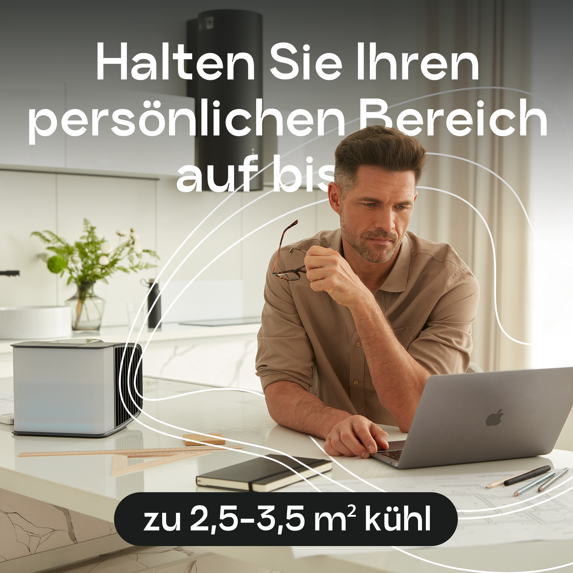 Mann in der Küche mit Laptop und Luftreiniger. Text: zu 2,5-3,5 m² kühl.