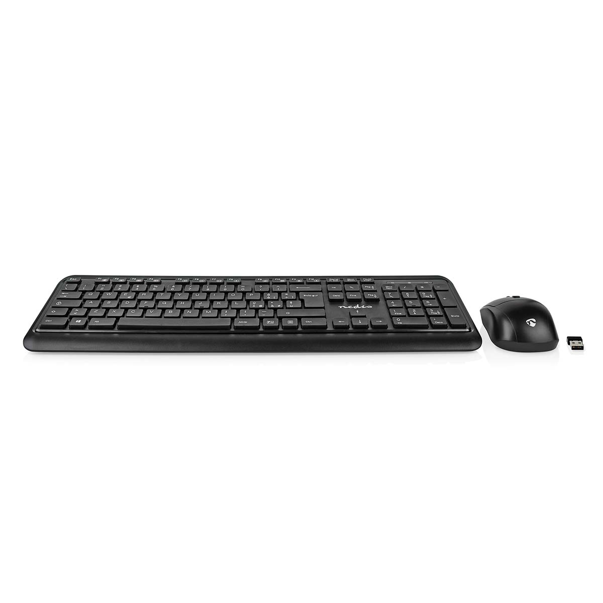 Czarna klawiatura, mysz i odbiornik USB na białym tle.