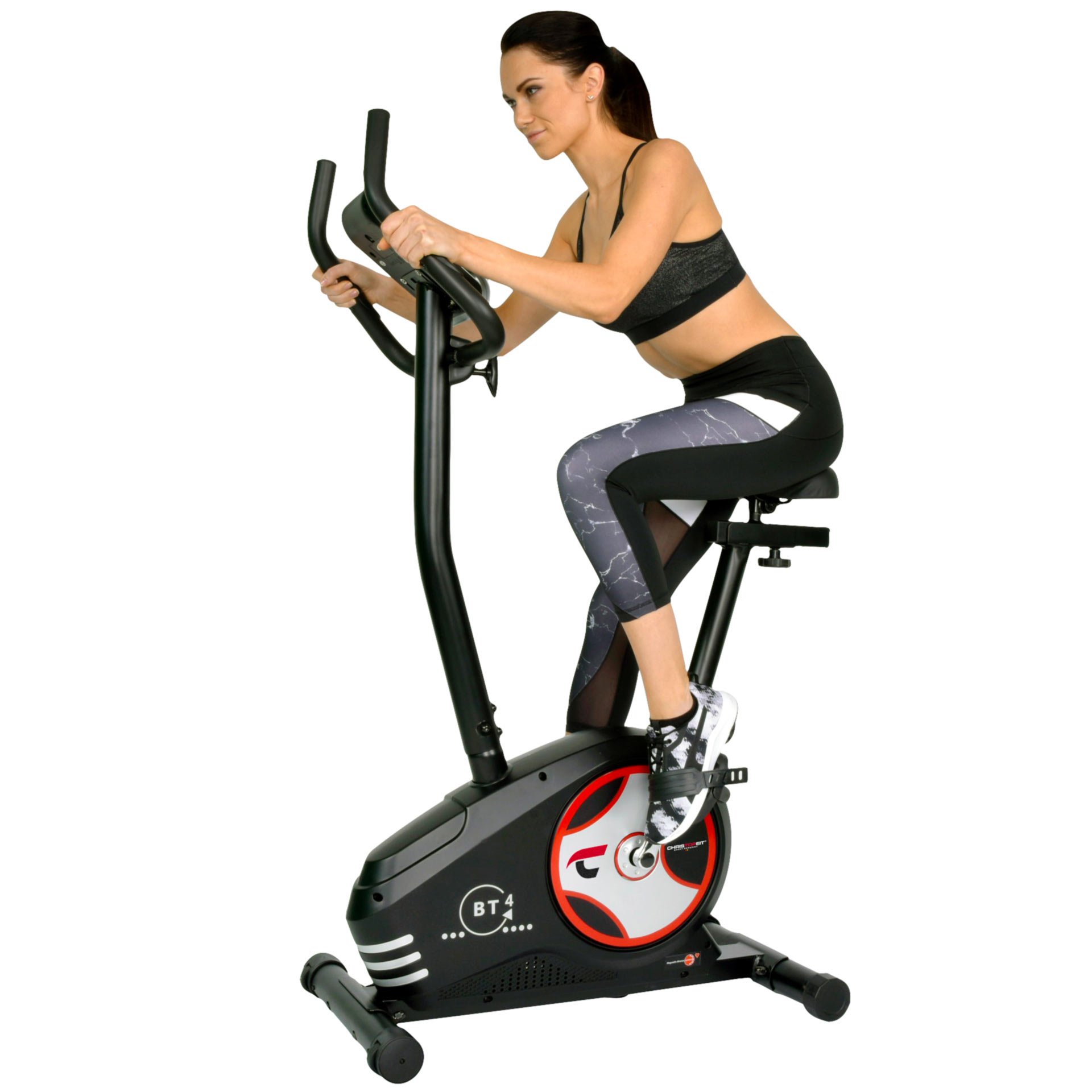 Frau auf einem schwarzen Heimtrainer. Sie trägt einen Sport-BH und gemusterte Leggings. Das Fahrrad ist schwarz und rot.
