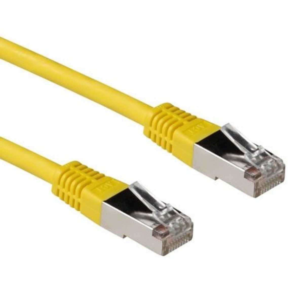 Câble Ethernet jaune avec connecteurs argentés. Les connecteurs ont des couvercles en plastique. Le câble est sur fond blanc.
