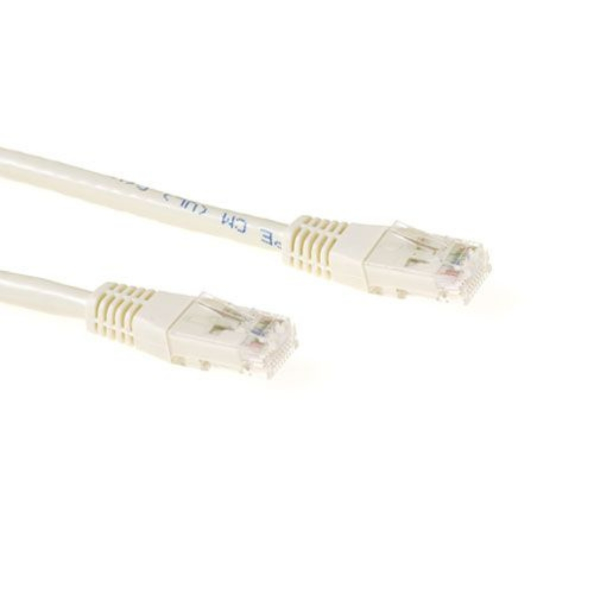 Deux câbles Ethernet blanc cassé avec des connecteurs blancs sont affichés sur fond blanc.