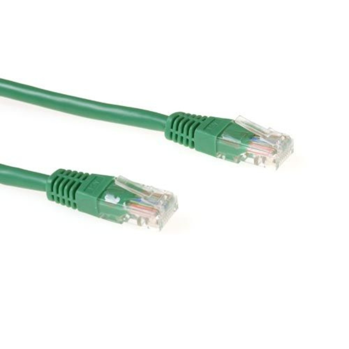 Deux câbles Ethernet verts avec connecteurs en plastique transparent, fond blanc.