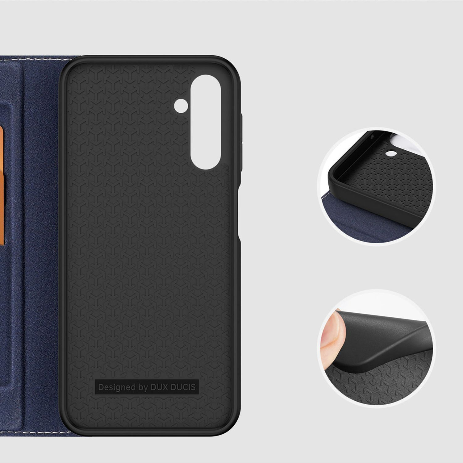 Eine schwarze Handyhülle mit strukturiertem Design und blauem Innenraum, weißer Hintergrund.