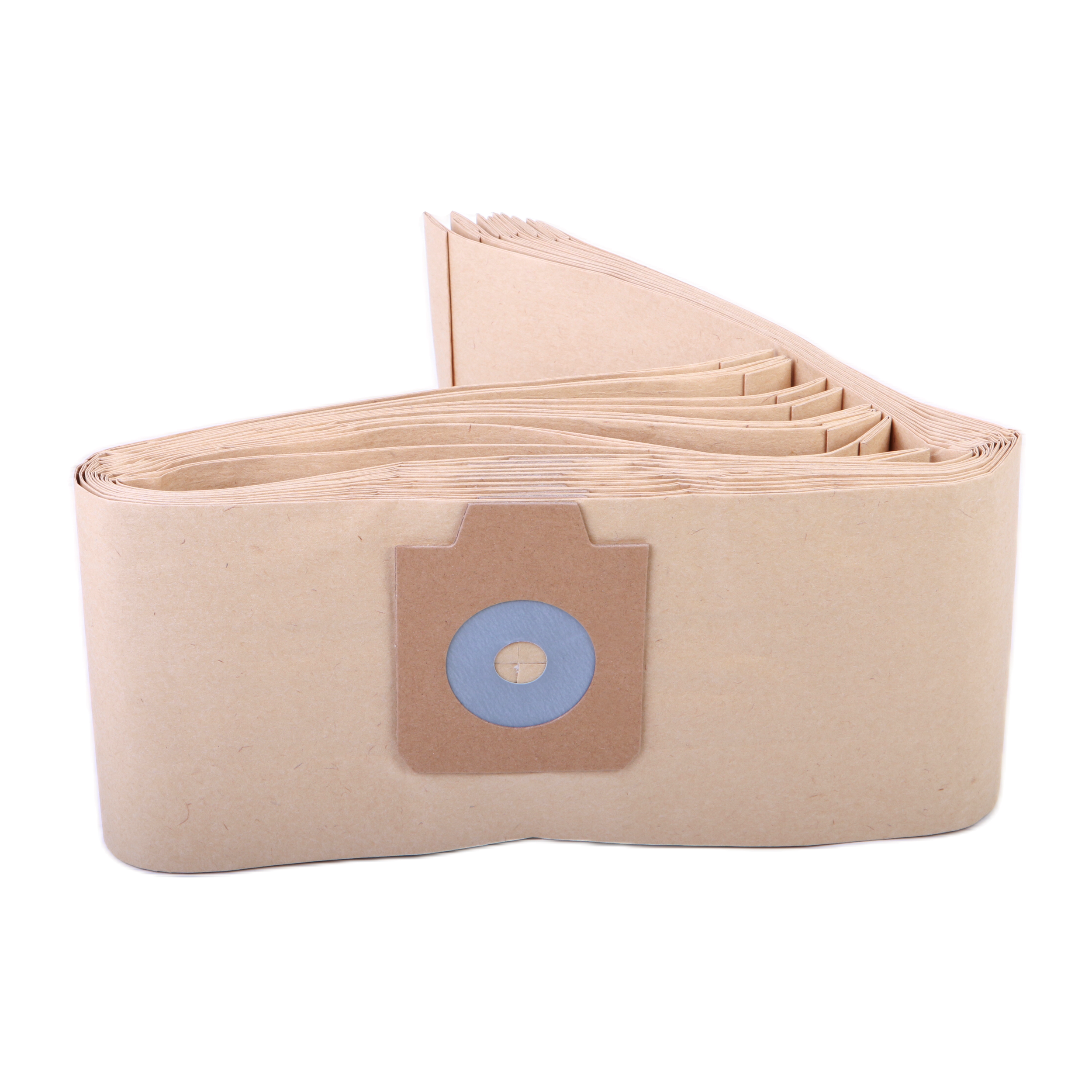 Gerollte Staubsaugerbeutel mit quadratischem Filteraufnäher. Beige Farbe, weißer Hintergrund.