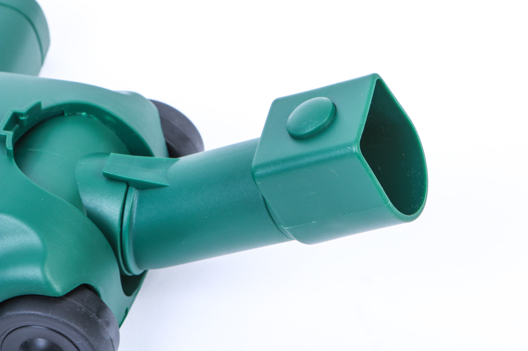 Nahaufnahme eines grünen Teils eines Sprinklersystems, isoliert auf weißem Hintergrund.