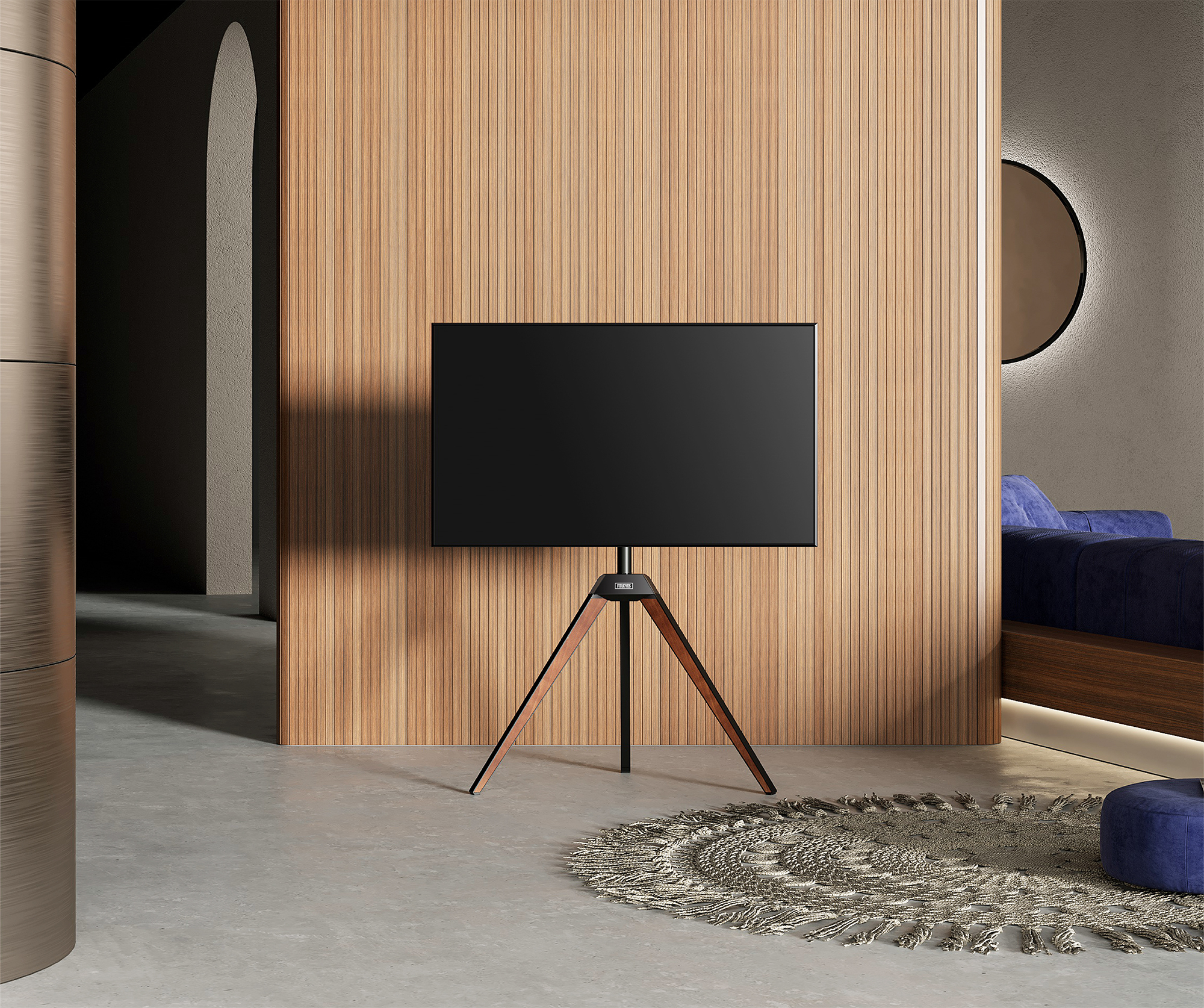 Ein modernes Wohnzimmer mit einem Fernseher auf einem Stativ, Holzwand und Teppich. Ein Bett im Hintergrund.