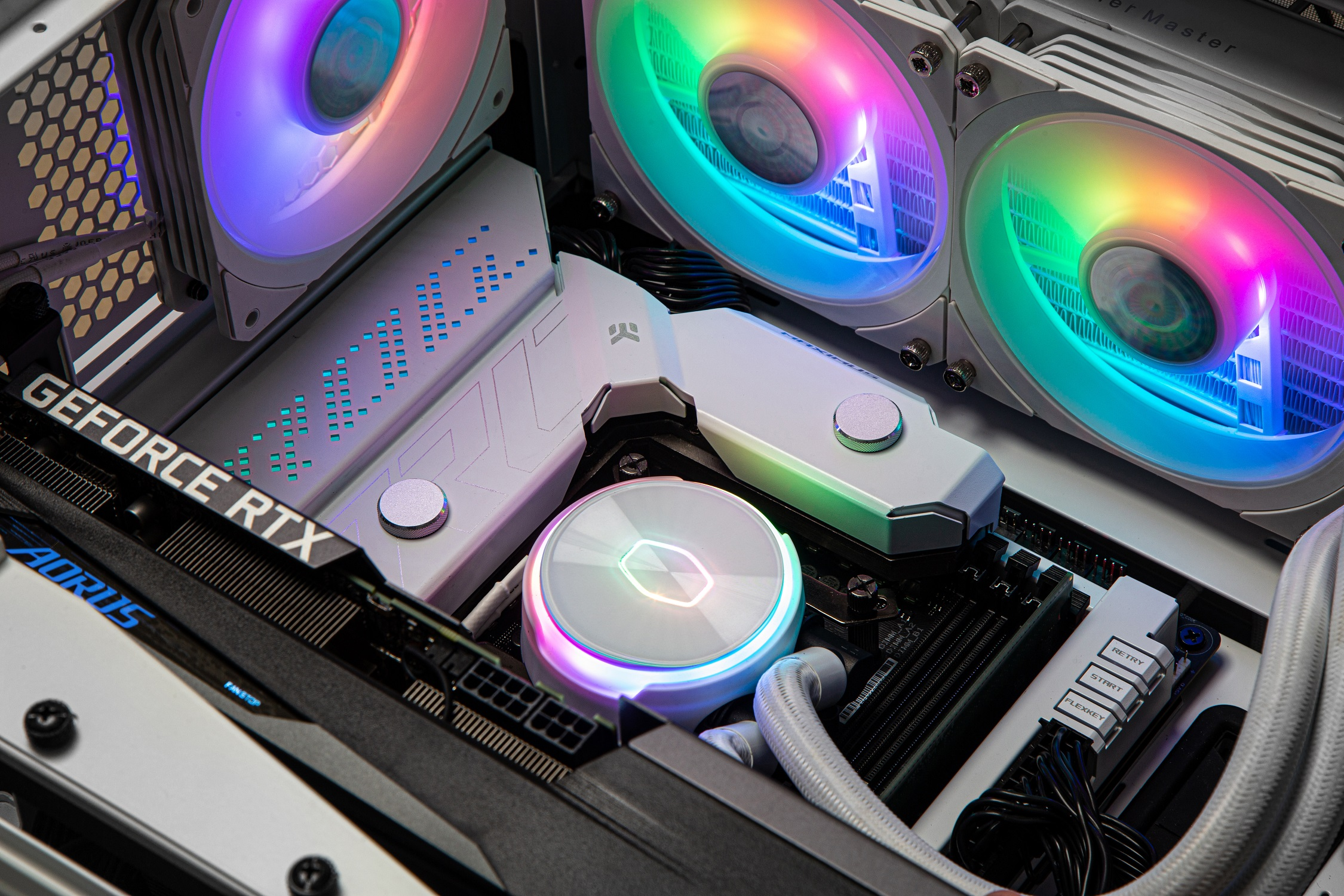 Dentro de una computadora con refrigeración líquida. Componentes blancos y luces RGB.