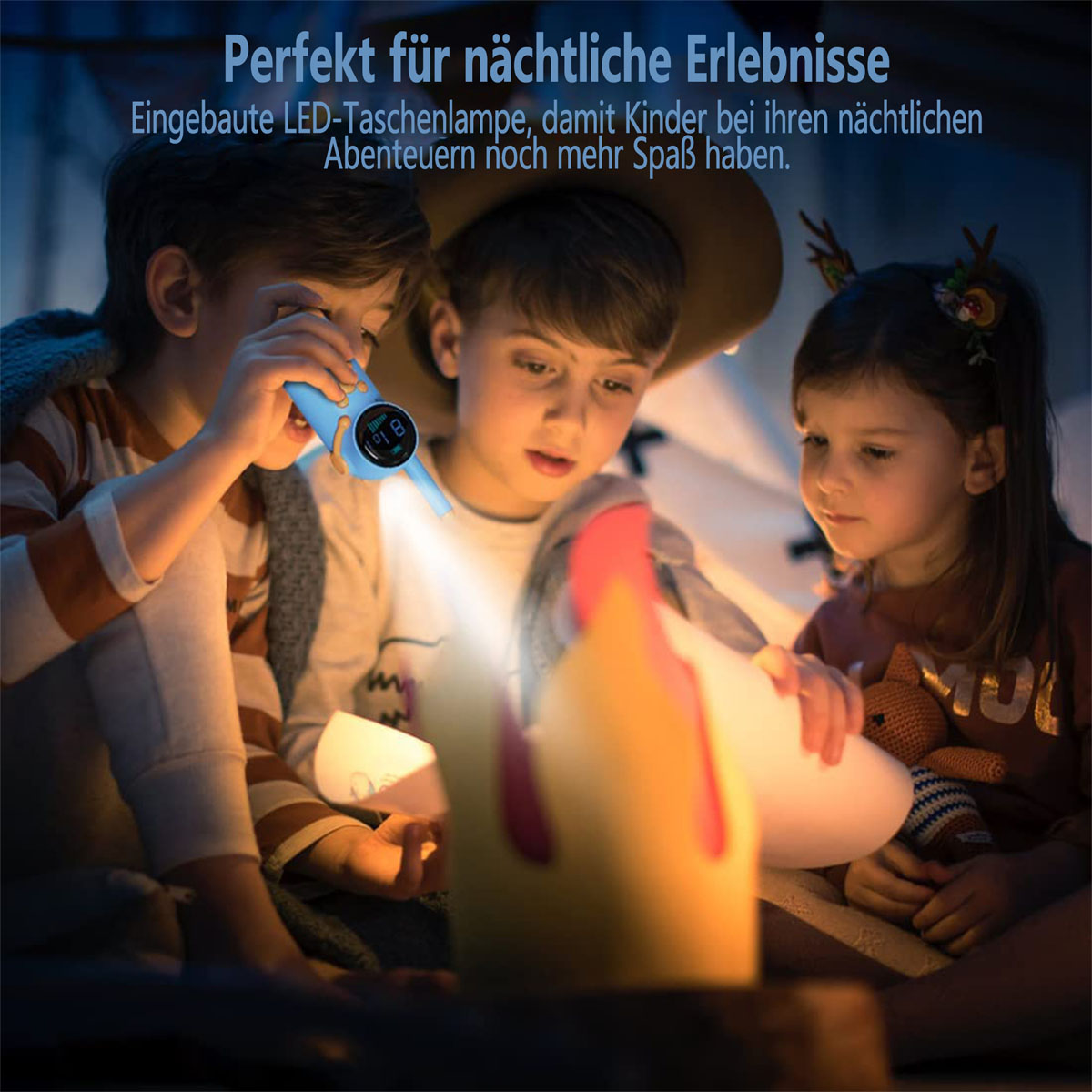 Kinder mit Taschenlampe im Zelt. Text: Perfekt für nächtliche Abenteuer. Eingebaute LED-Taschenlampe, Kinder haben Spaß.