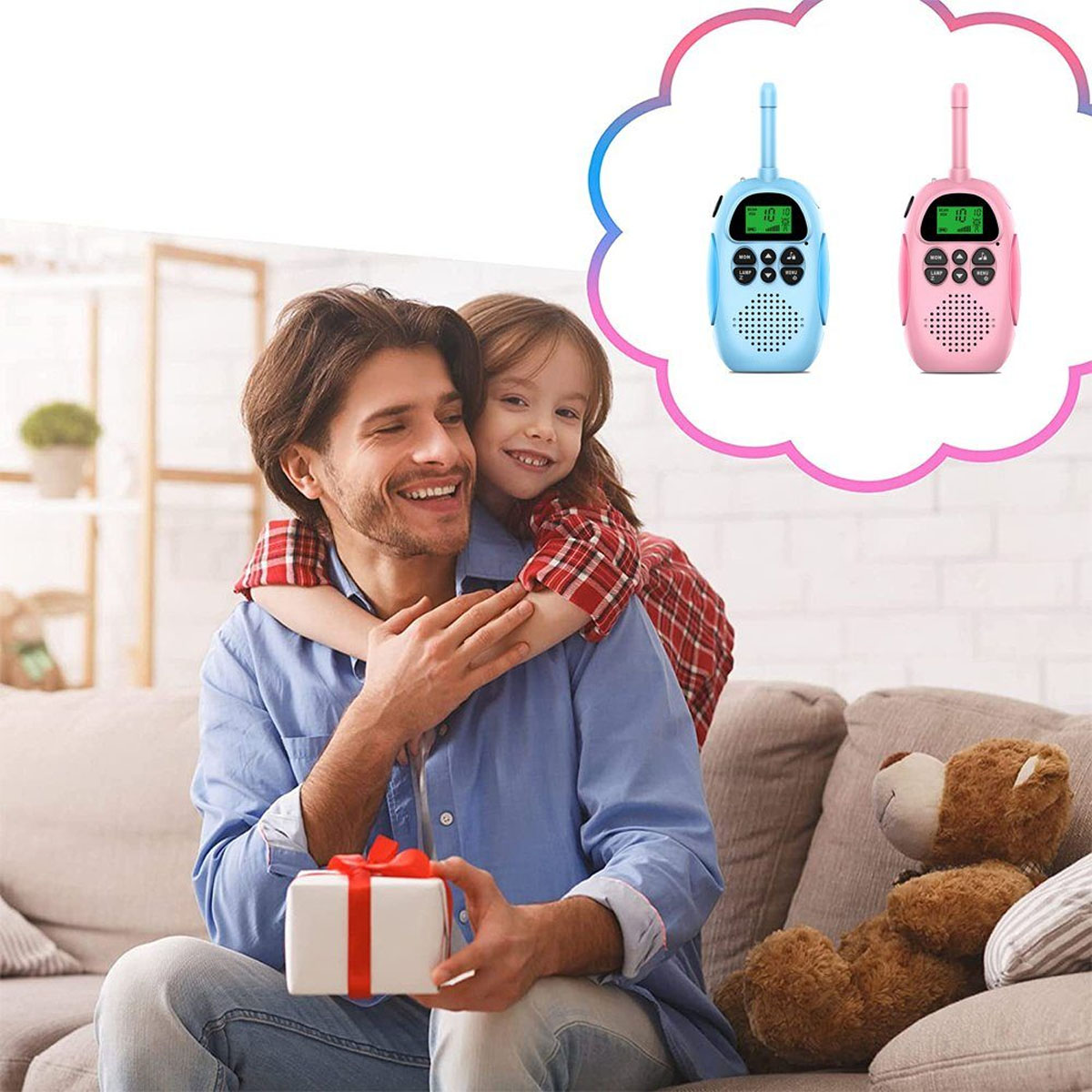 Vater und Tochter mit Walkie-Talkies. Das Mädchen umarmt ihren Vater. Geschenk in der Hand.