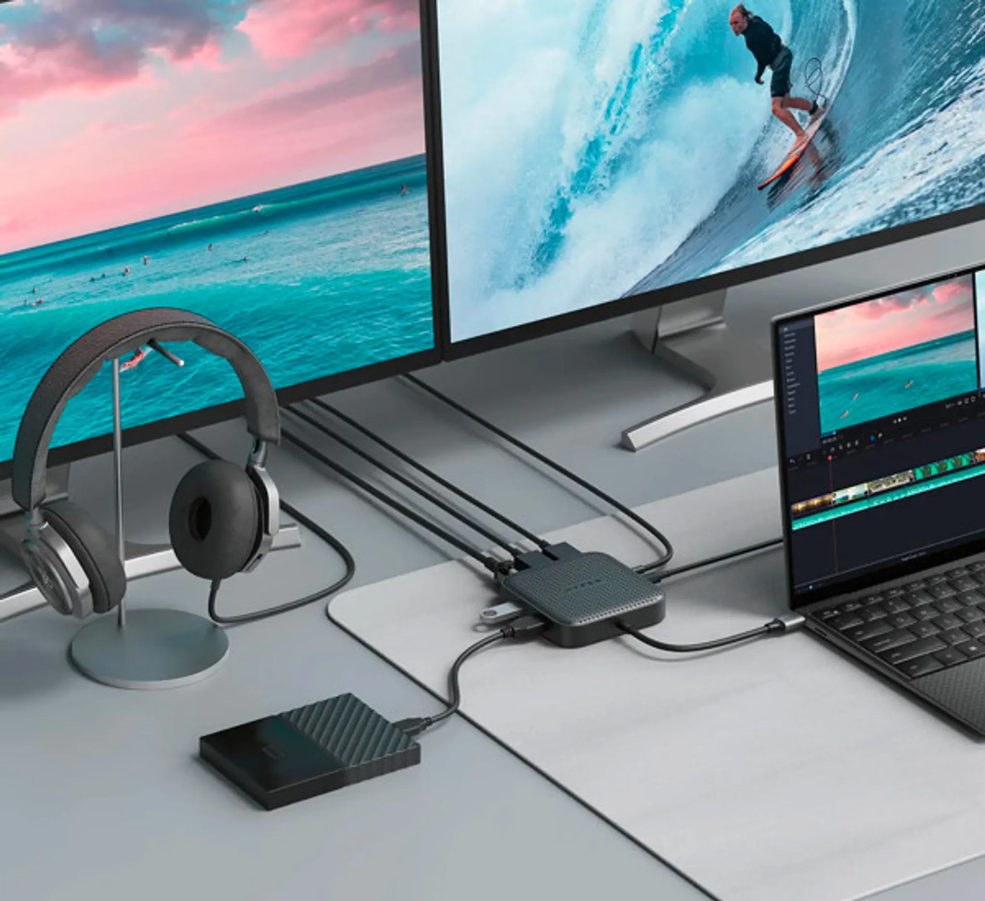 Scène met monitoren, laptop en accessoires, waarschijnlijk voor videobewerking.