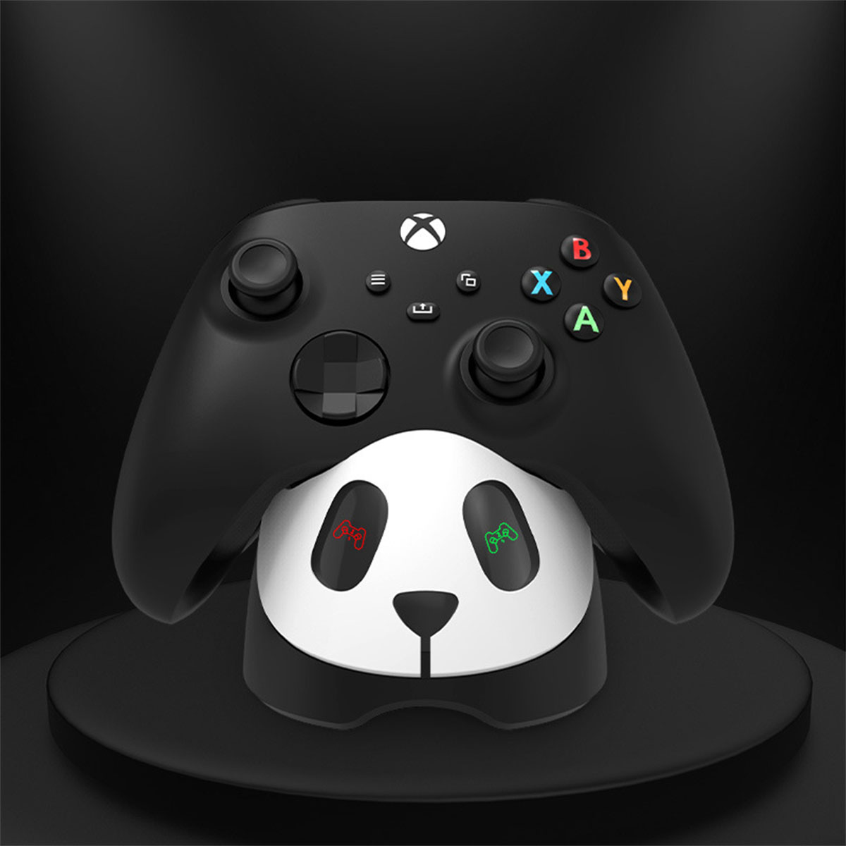 Schwarzer Xbox-Controller auf einem Panda-Ständer. Schwarzer Hintergrund mit Schatten.