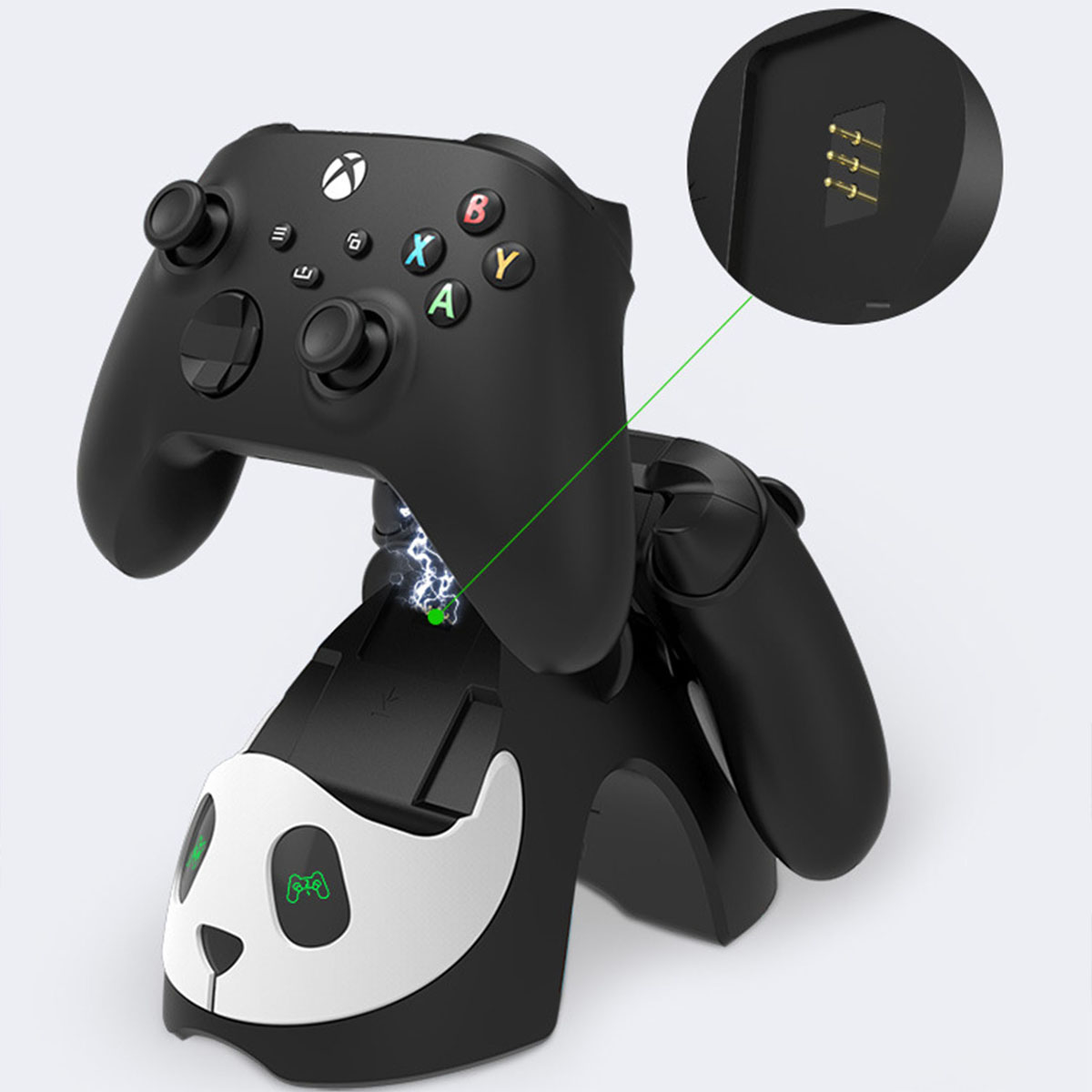 Schwarzer Gamecontroller auf einer Panda-förmigen Ladestation. Nahaufnahme zeigt Ladepunkte.