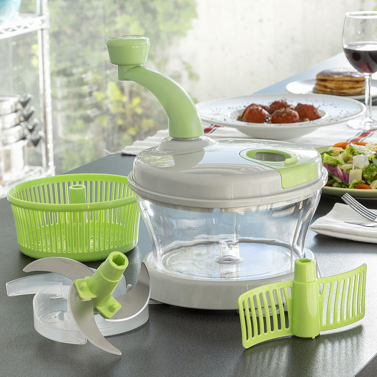 Un robot da cucina con diversi accessori e ingredienti su un tavolo. Accenti verdi.