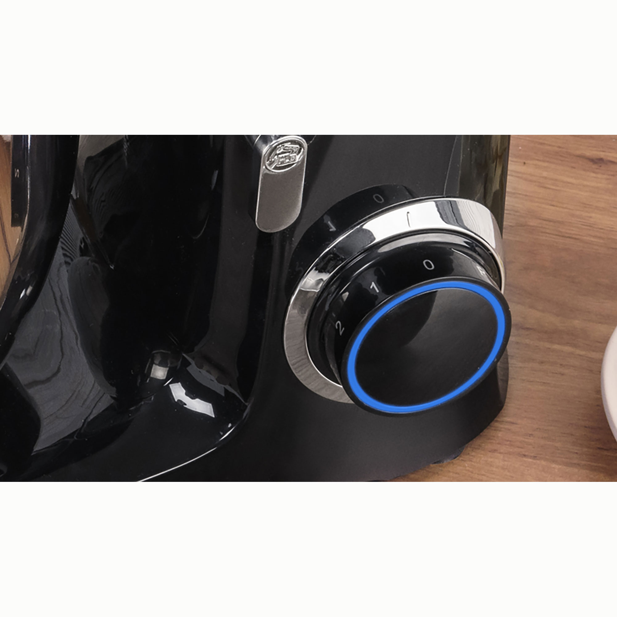 Schwarzer Mixer mit einem verchromten Drehregler und einem blauen Licht am Rand, eingestellt auf die Zahl 1.