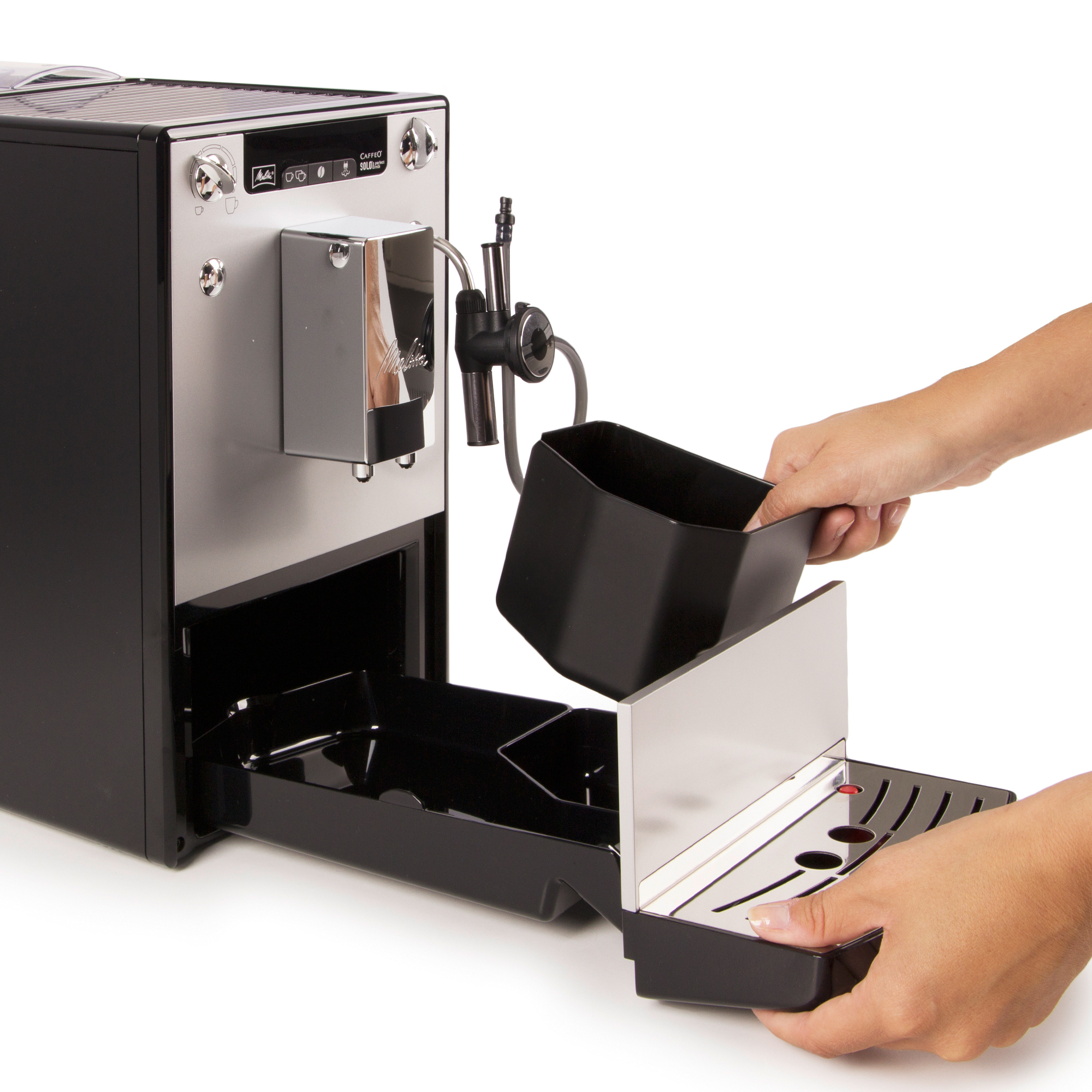 Kaffeemaschine mit herausgenommener Auffangschale; weißer Hintergrund.