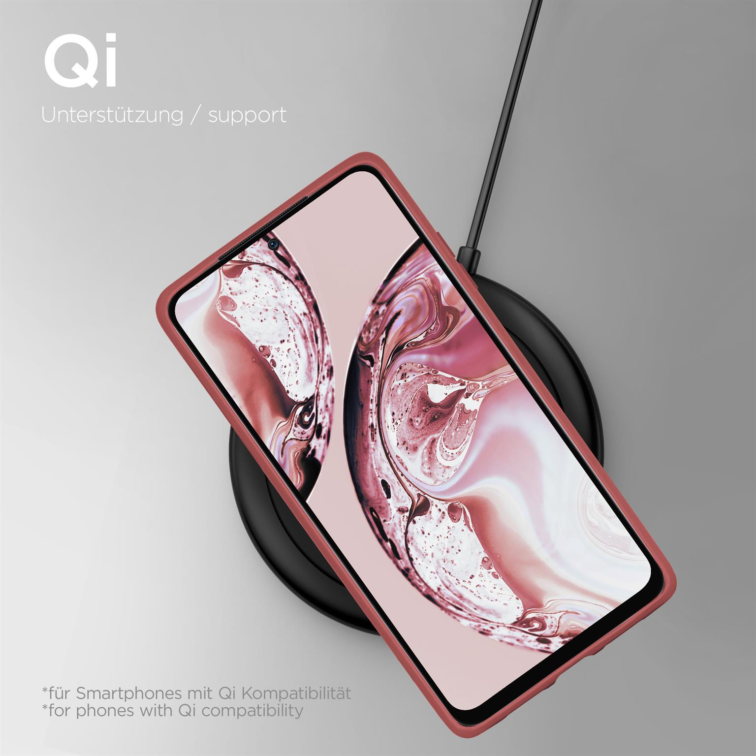 Telefon auf einem schwarzen kabellosen Ladegerät, mit roter Hülle, vor hellem Hintergrund. Text auf Englisch.
