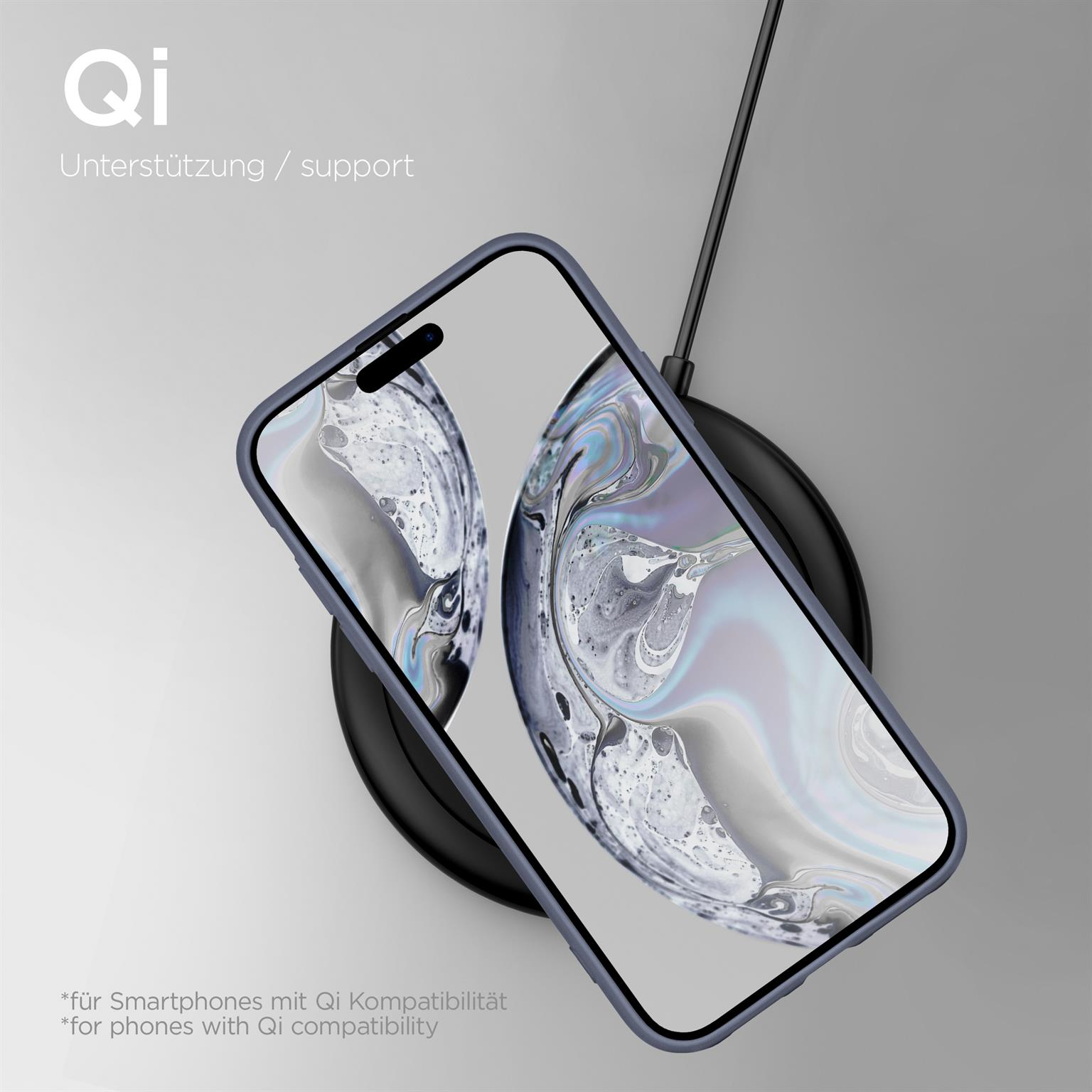 Ein iPhone in einer Hülle, das kabellos geladen wird. Ein Qi-Ladepad wird verwendet. Das Telefon ist blau-grau.