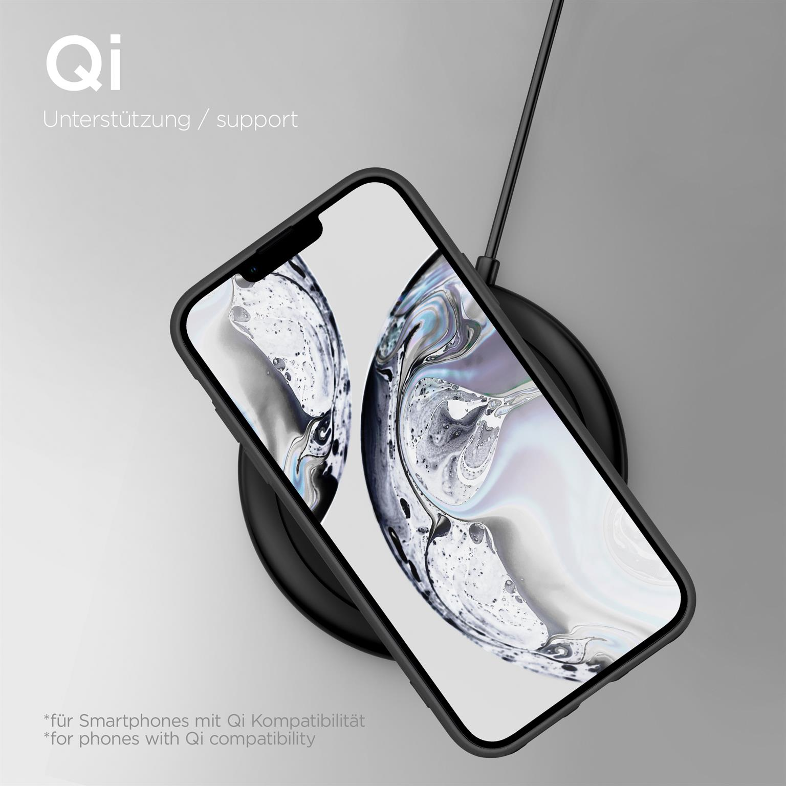 Telefon, der auf einem kabellosen Ladepad mit Qi-Logo geladen wird, auf hellem Hintergrund.