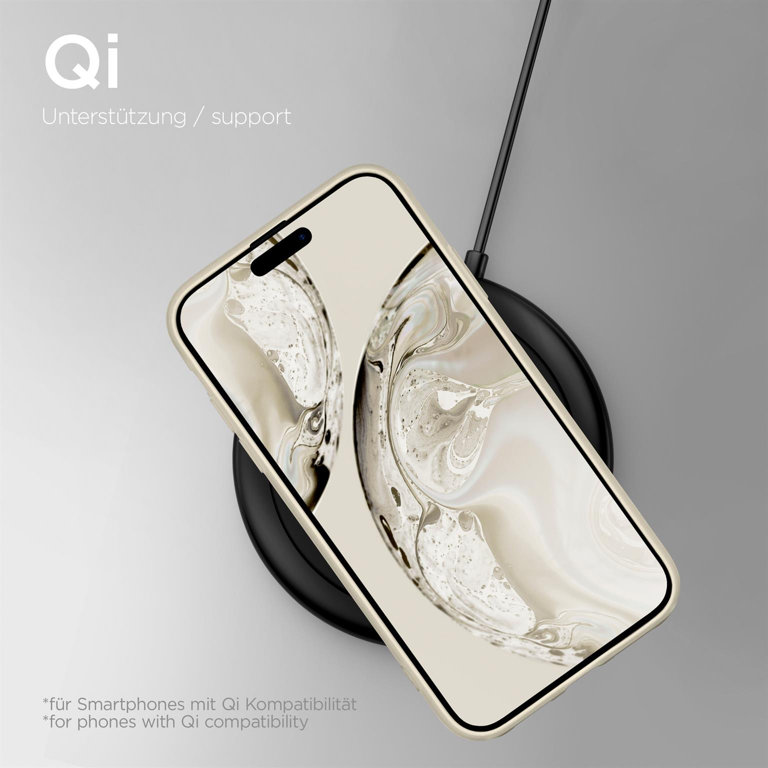 Ein Smartphone, das drahtlos auf einem schwarzen Pad geladen wird, mit Nahaufnahme des Geräts.