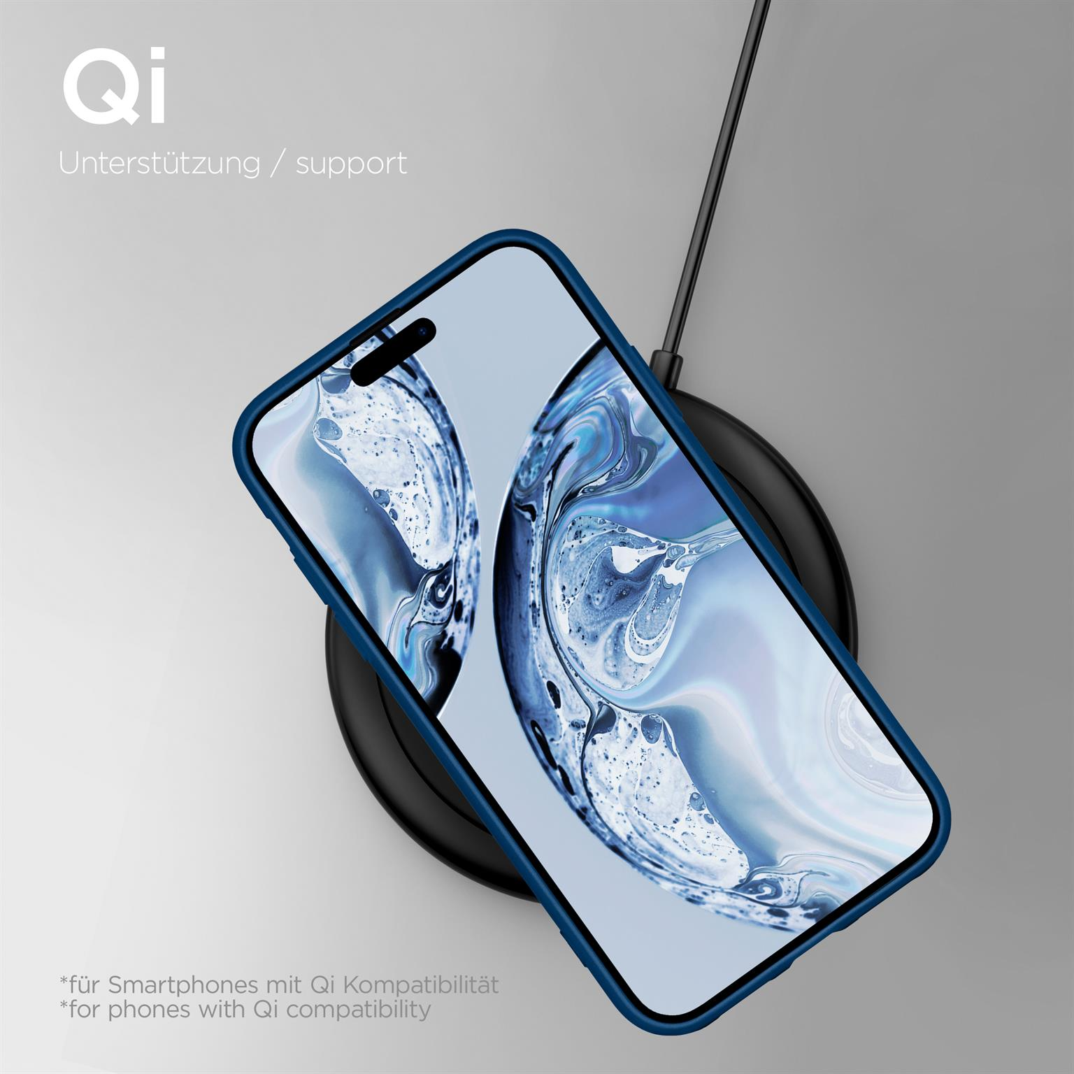 Ein Telefon in einer dunkelblauen Hülle auf einem kabellosen Ladegerät, mit Qi-Logo. Das Telefon zeigt Blau.