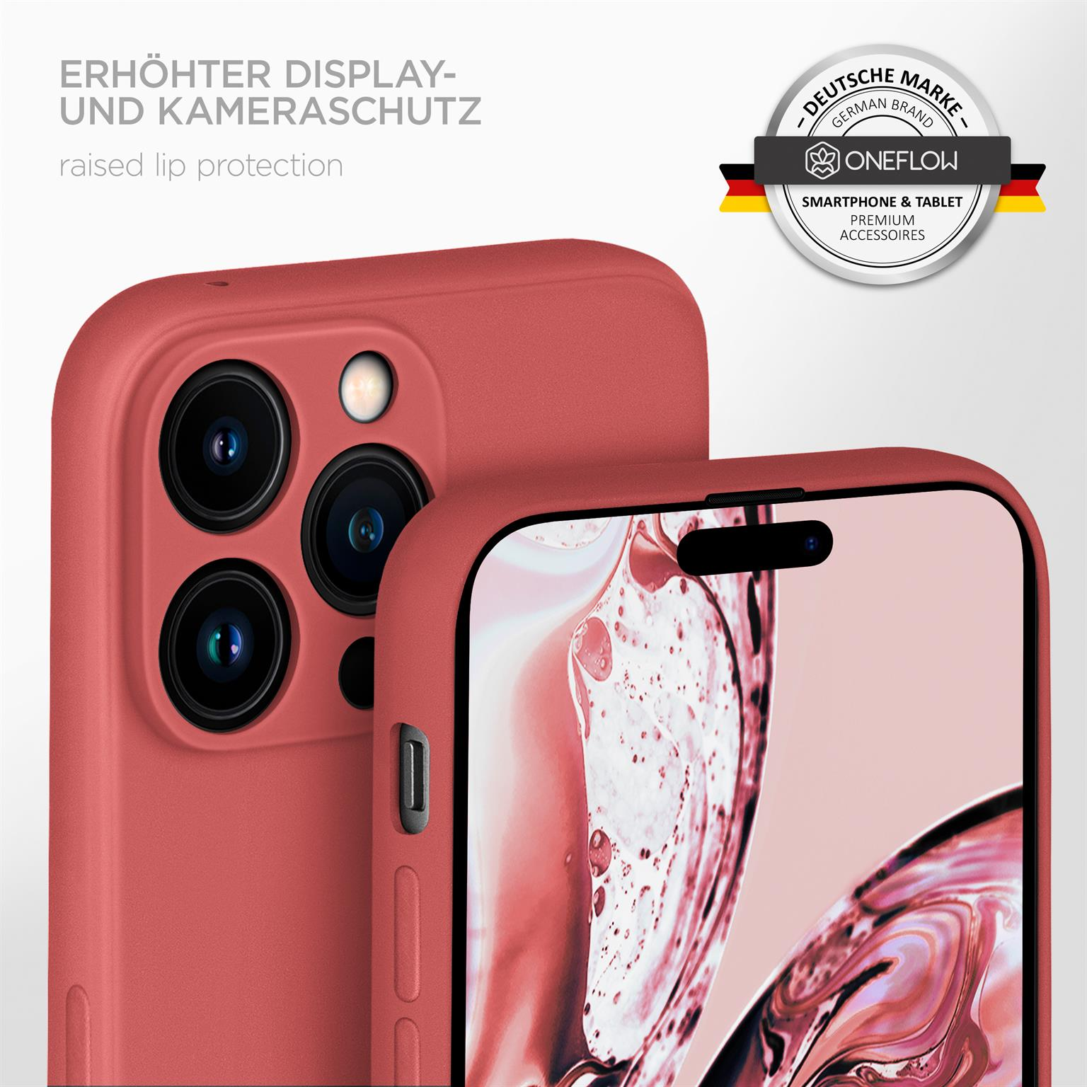 Korallenfarbene Handyhülle mit erhöhtem Kameraschutz, ein Telefon und Logo im Hintergrund.
