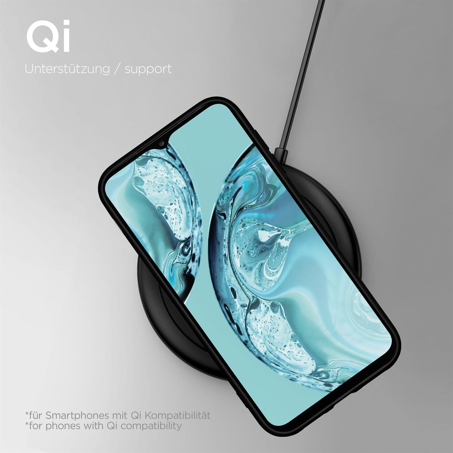 Telefon in schwarzem Gehäuse auf kabellosem Ladegerät.