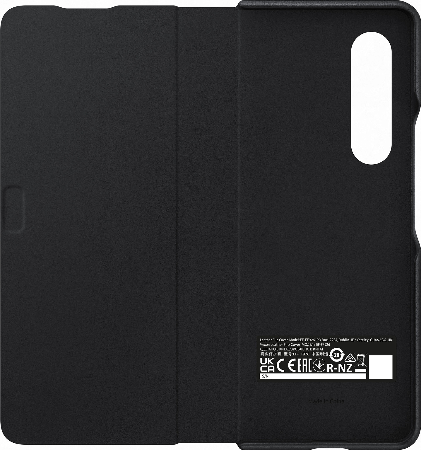Funda de teléfono negra con diseño plegado. Contiene una etiqueta con texto y un logo.