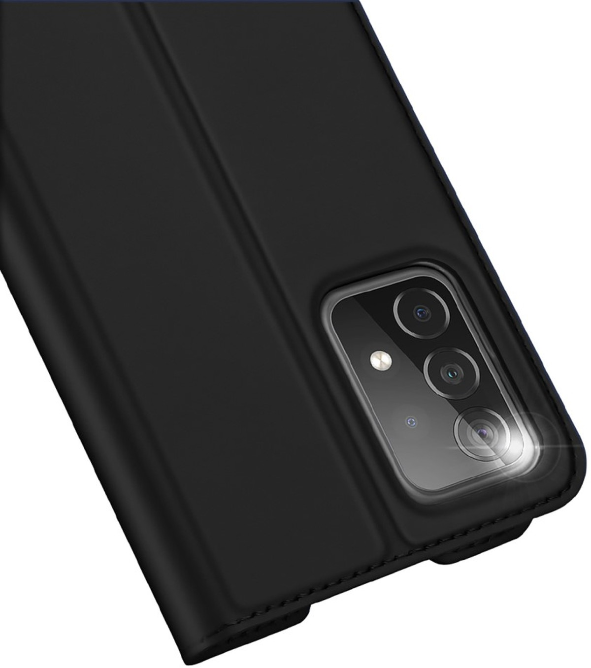 Custodia nera per telefono con telefono all'interno. Le lenti della fotocamera sono visibili, con riflesso di luce. Primo piano.