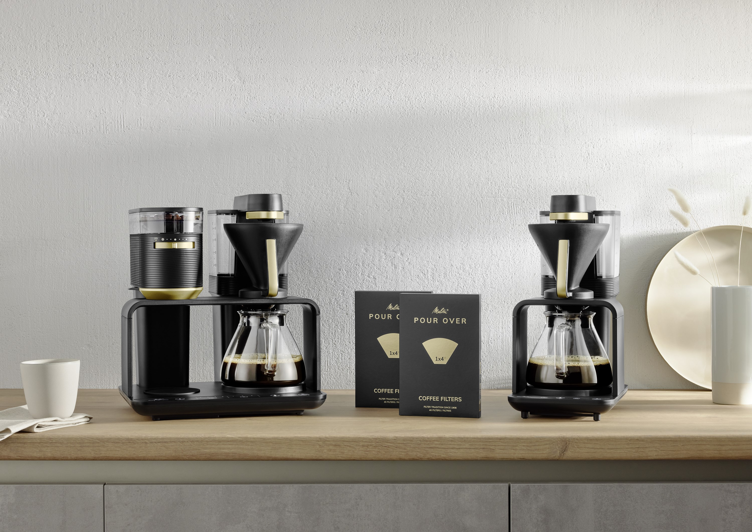Kaffeemaschinenset mit zwei Einheiten, Kaffeefiltern und weißem Hintergrund.