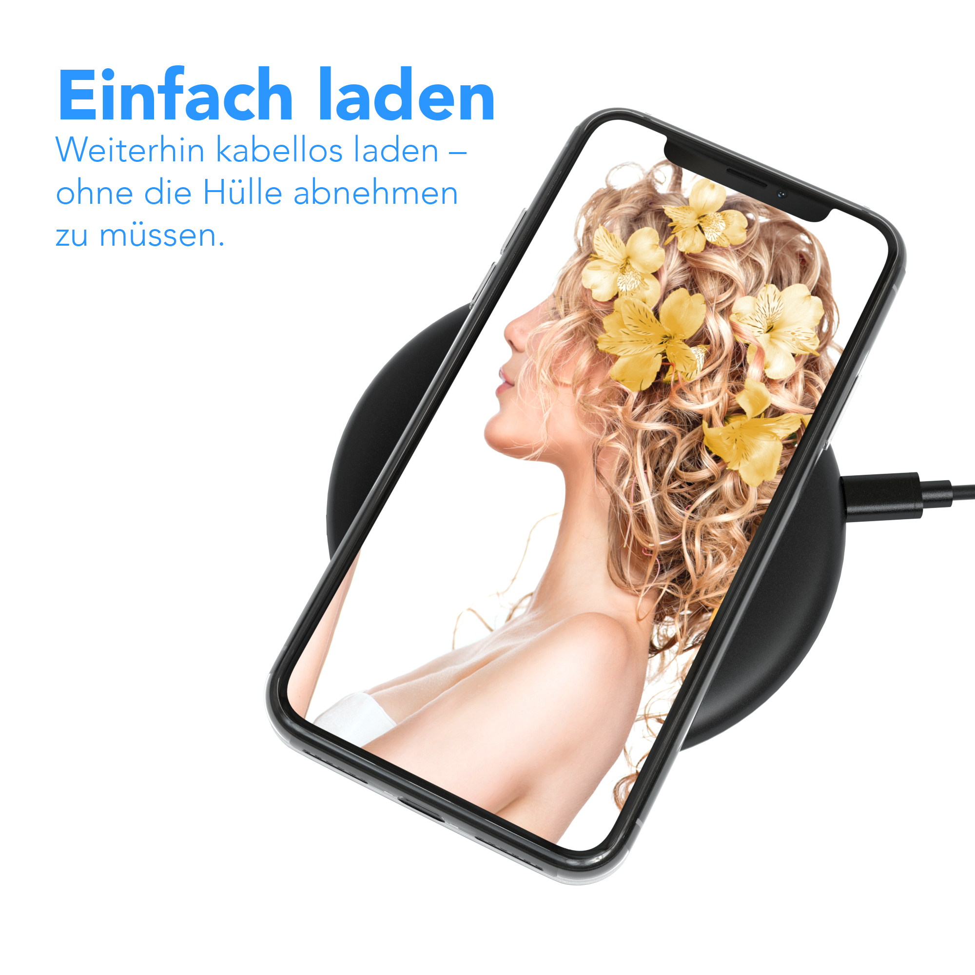 Ein Telefon auf einem kabellosen Ladegerät zeigt das Gesicht einer Frau mit Blumen im Haar. Schwarzes Ladegerät, weißer Hintergrund.