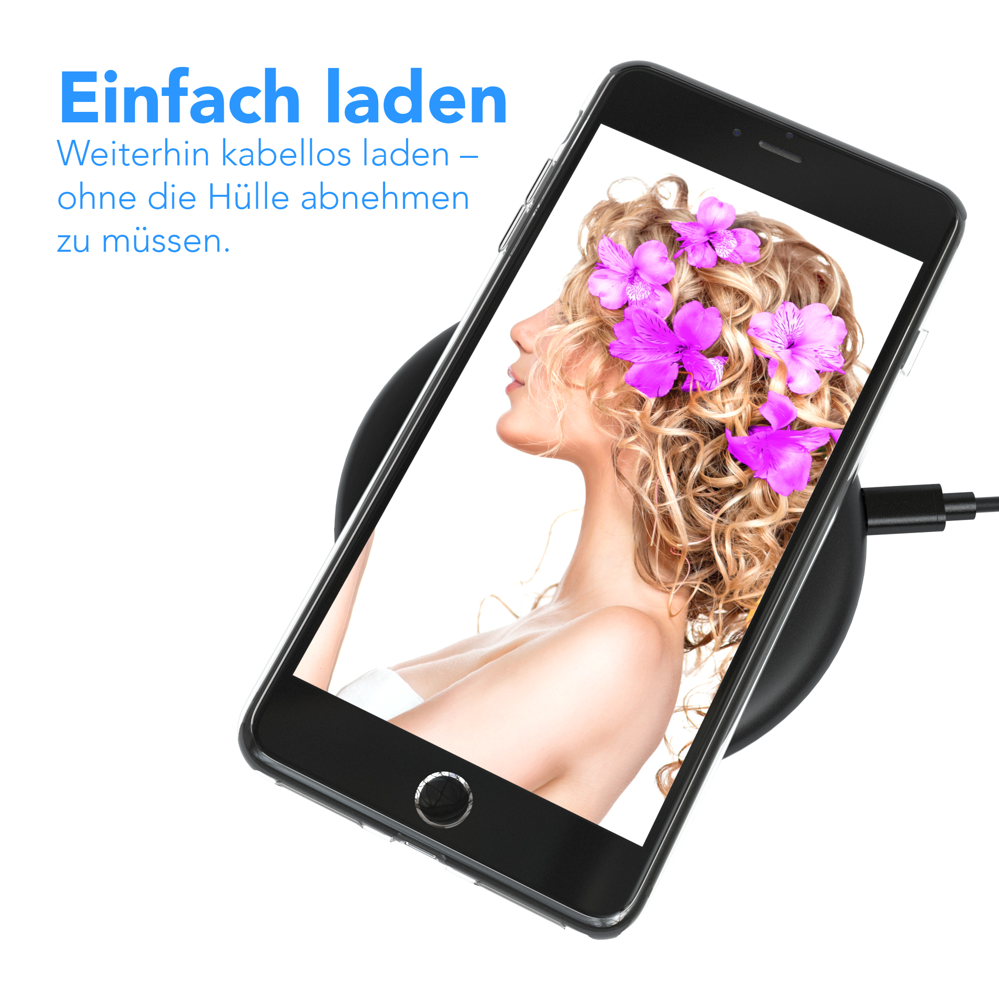Ein Telefon, das drahtlos auf einem schwarzen Pad geladen wird und eine Frau mit Blumen im Haar zeigt.