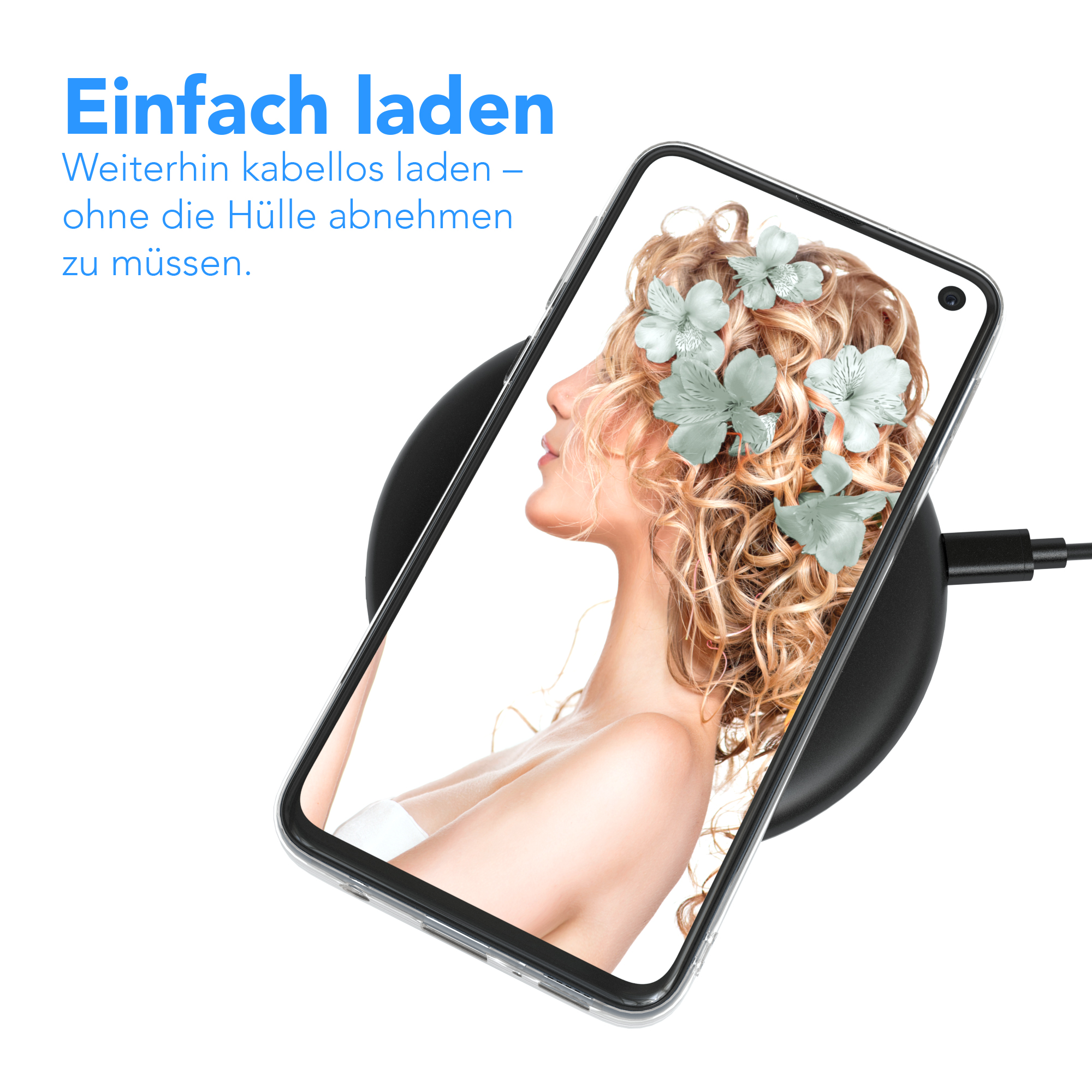 Telefon wird kabellos auf einem schwarzen Pad geladen. Das Telefon zeigt eine Frau mit Blumen.