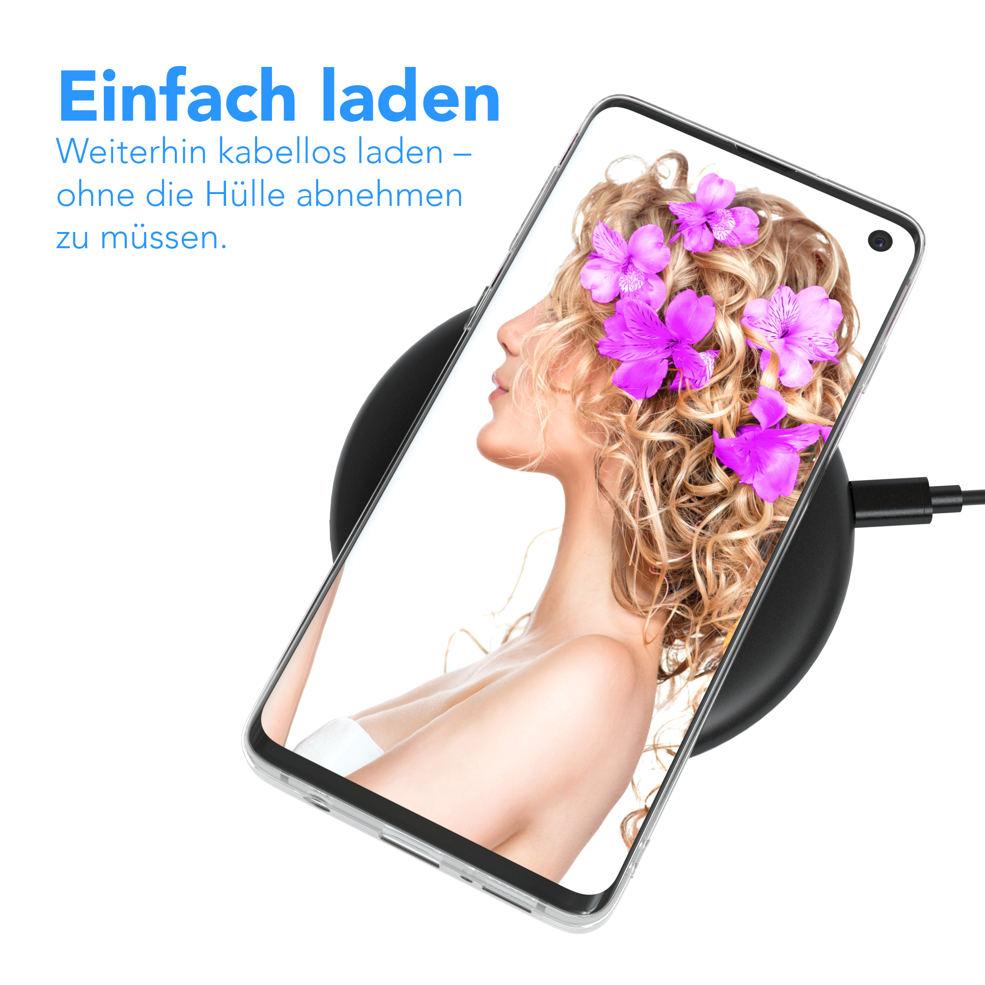 Das Gesicht einer Frau auf einem Telefonbildschirm, platziert auf einem kabellosen Ladegerät. Lila Blumen auf dem Kopf.