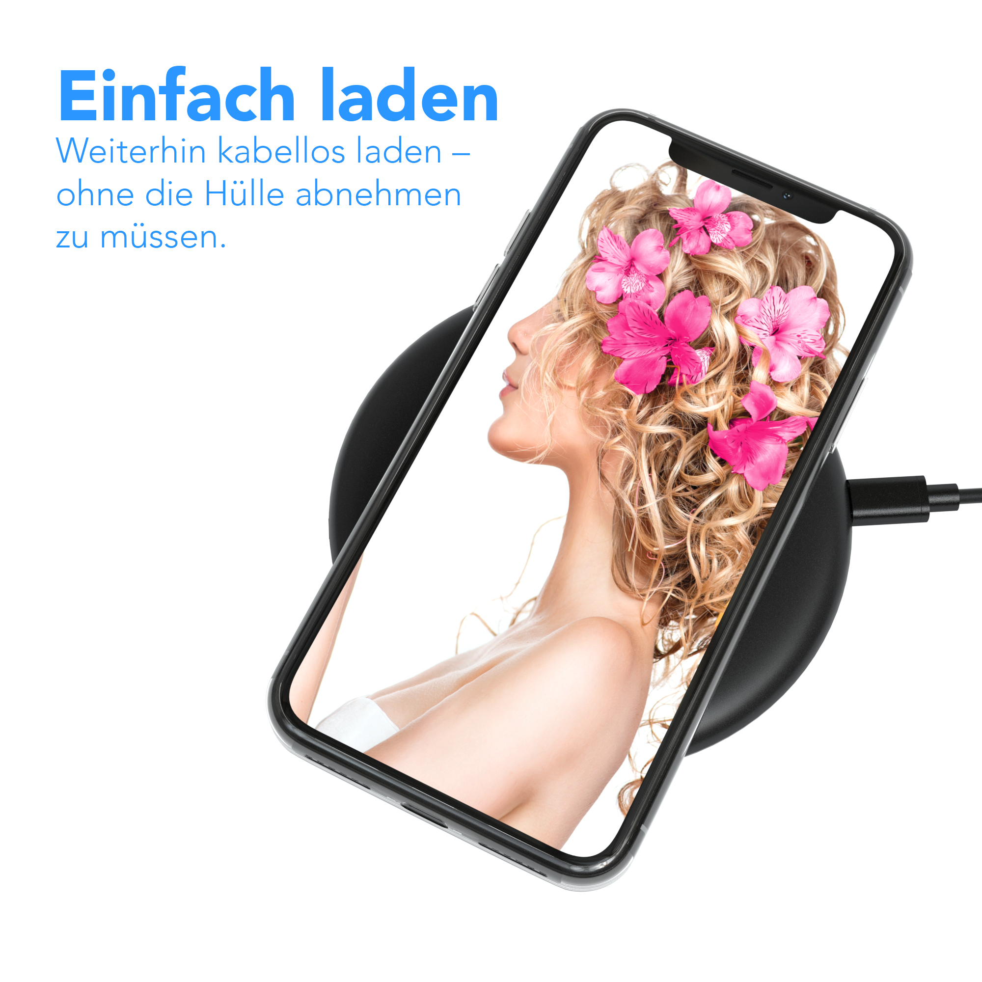 Frau hält Telefon auf kabellosem Ladegerät mit rosa Blumen auf dem Bildschirm.