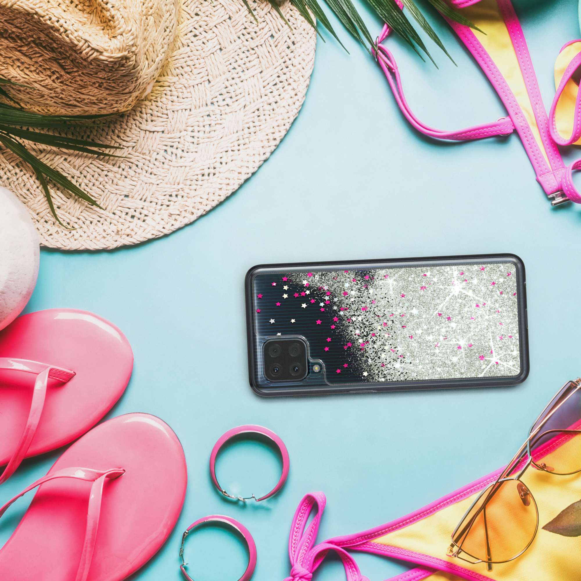 Smartphone-Hülle auf blauem Hintergrund mit Strandaccessoires.