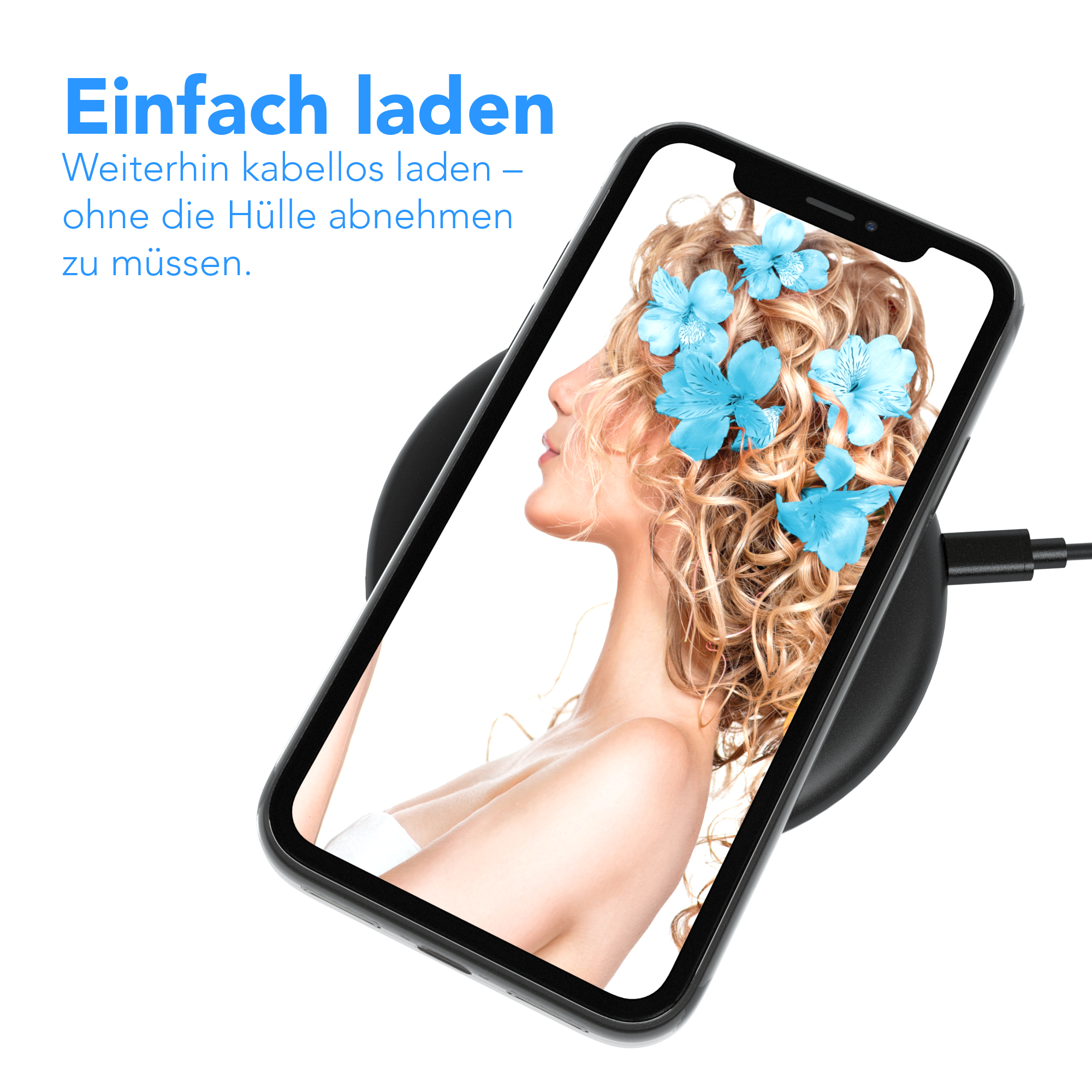 Frau's Telefon auf einem kabellosen Ladegerät. Telefon zeigt Frau mit blauen Blumen.