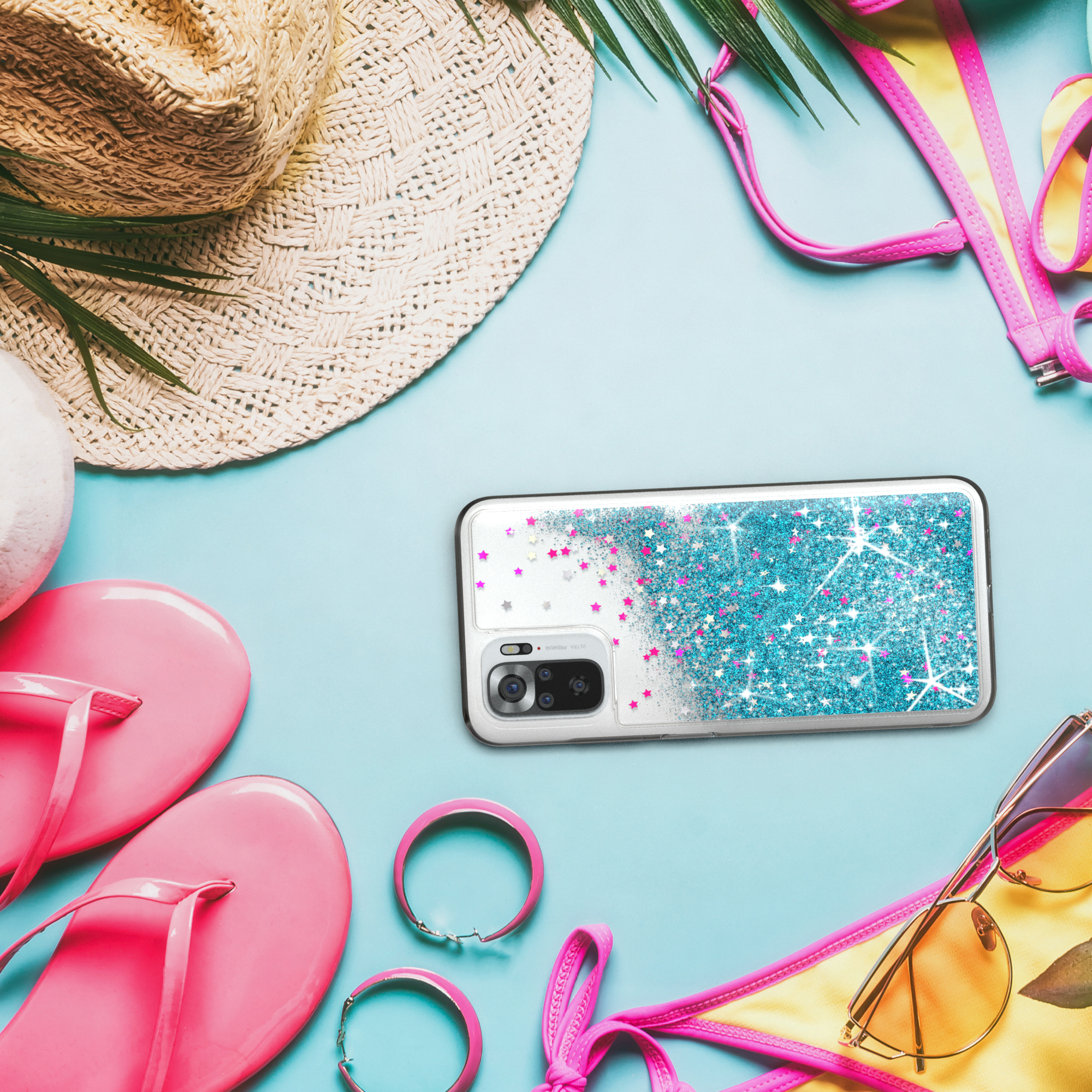 Handyhülle auf Strand-Accessoires: Sonnenbrille, Hut, Flip-Flops, Armband und Bikini.