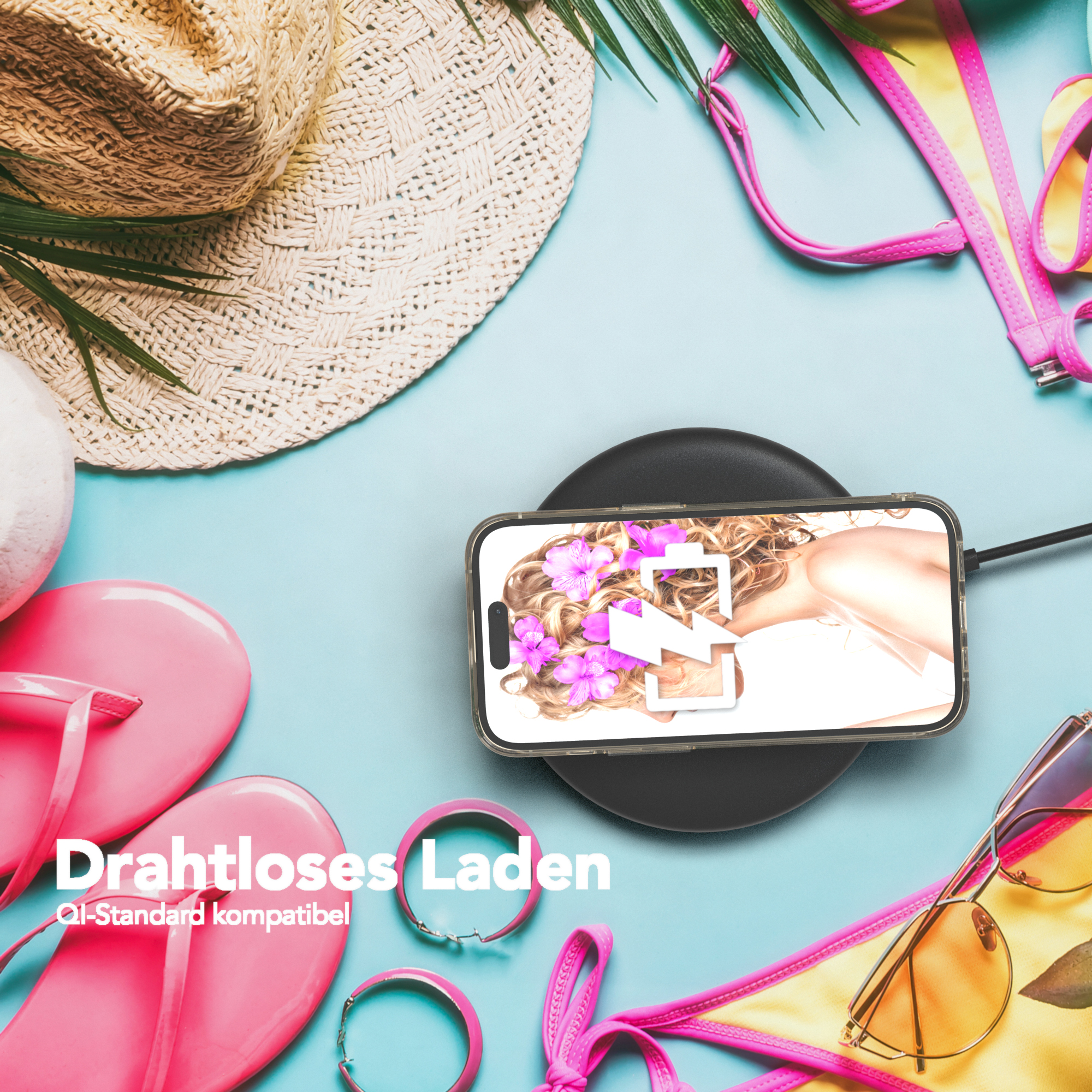 Telefon auf kabellosem Ladegerät, Strandszene: Hut, Sonnenbrille, Flip-Flops. Text: Laden.