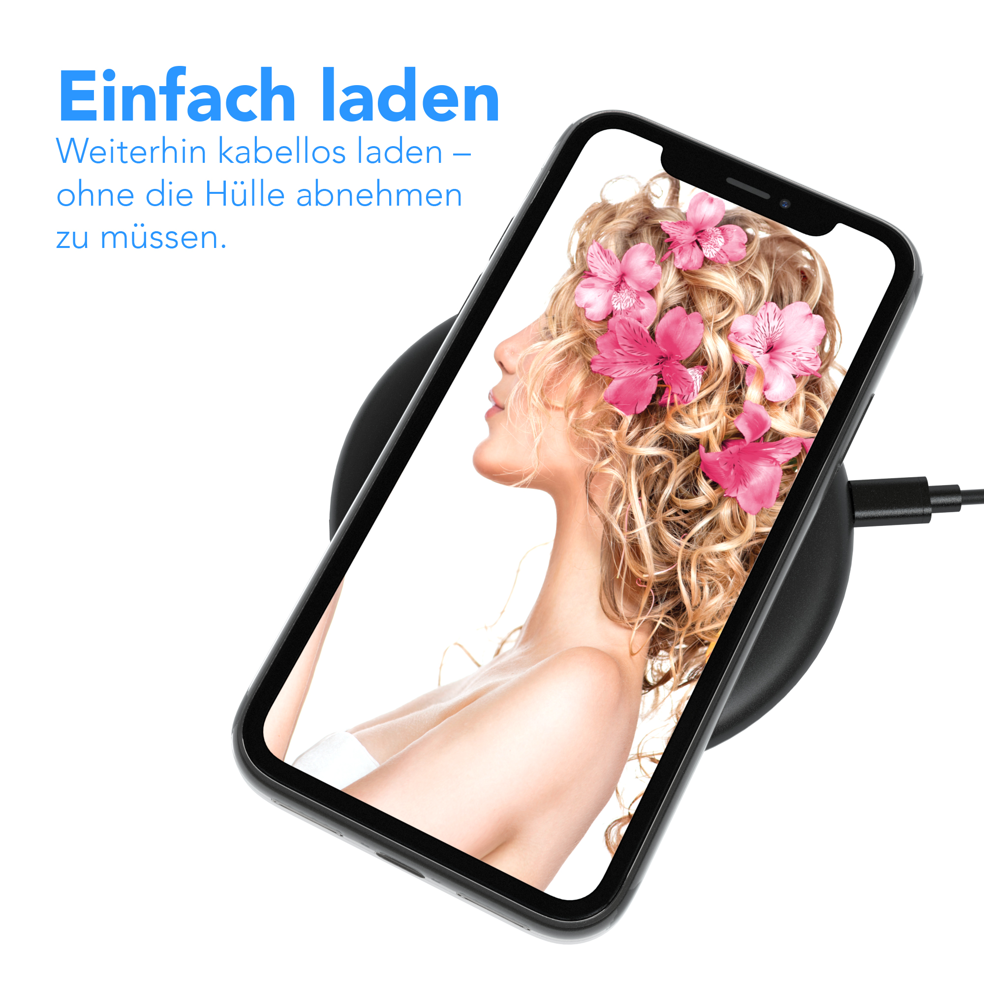Ein Telefon, das drahtlos auf einem schwarzen Pad aufgeladen wird. Das Telefon zeigt eine Frau mit Blumen.