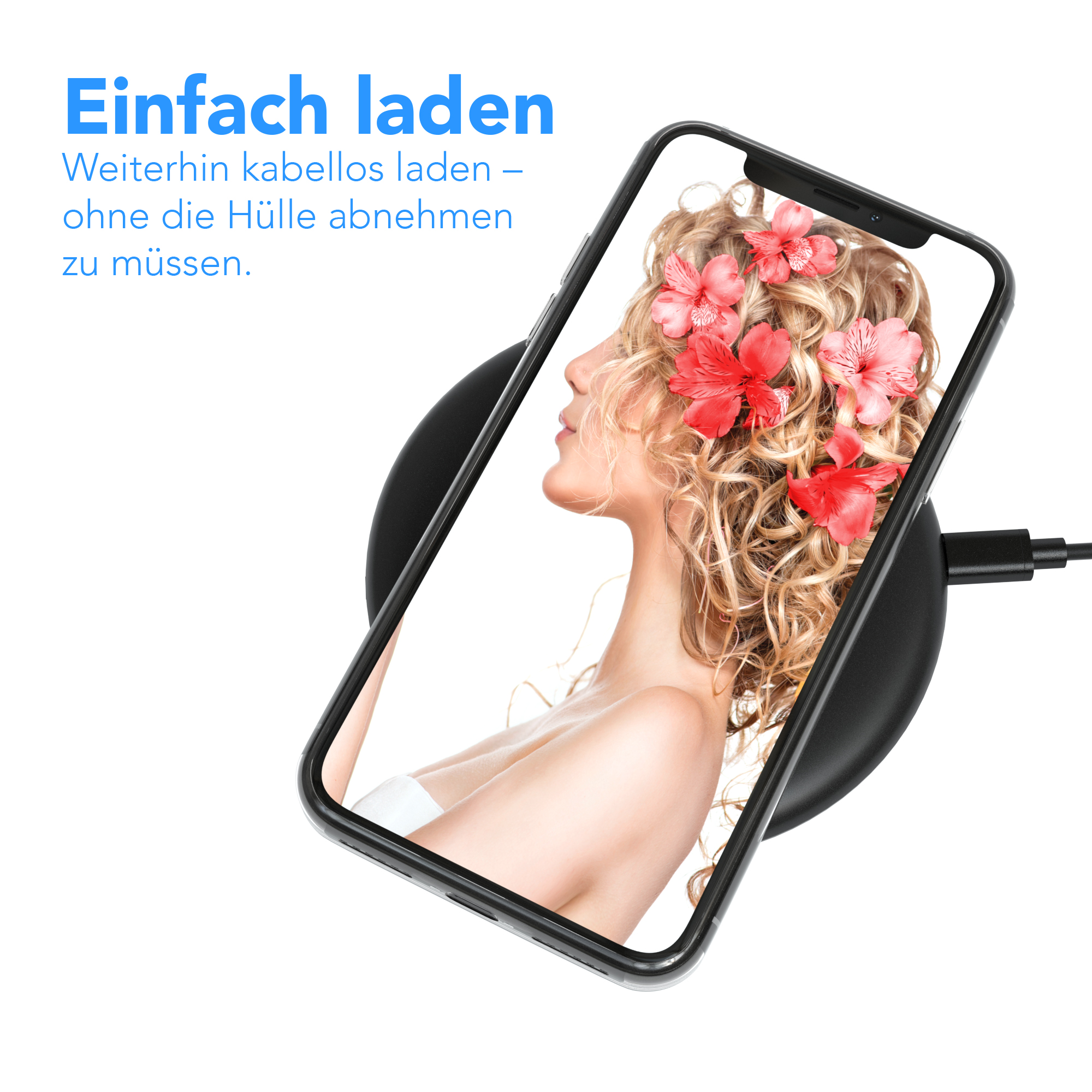 Ein Telefon auf einer Ladestation. Das Gesicht einer Frau ist auf dem Bildschirm sichtbar.