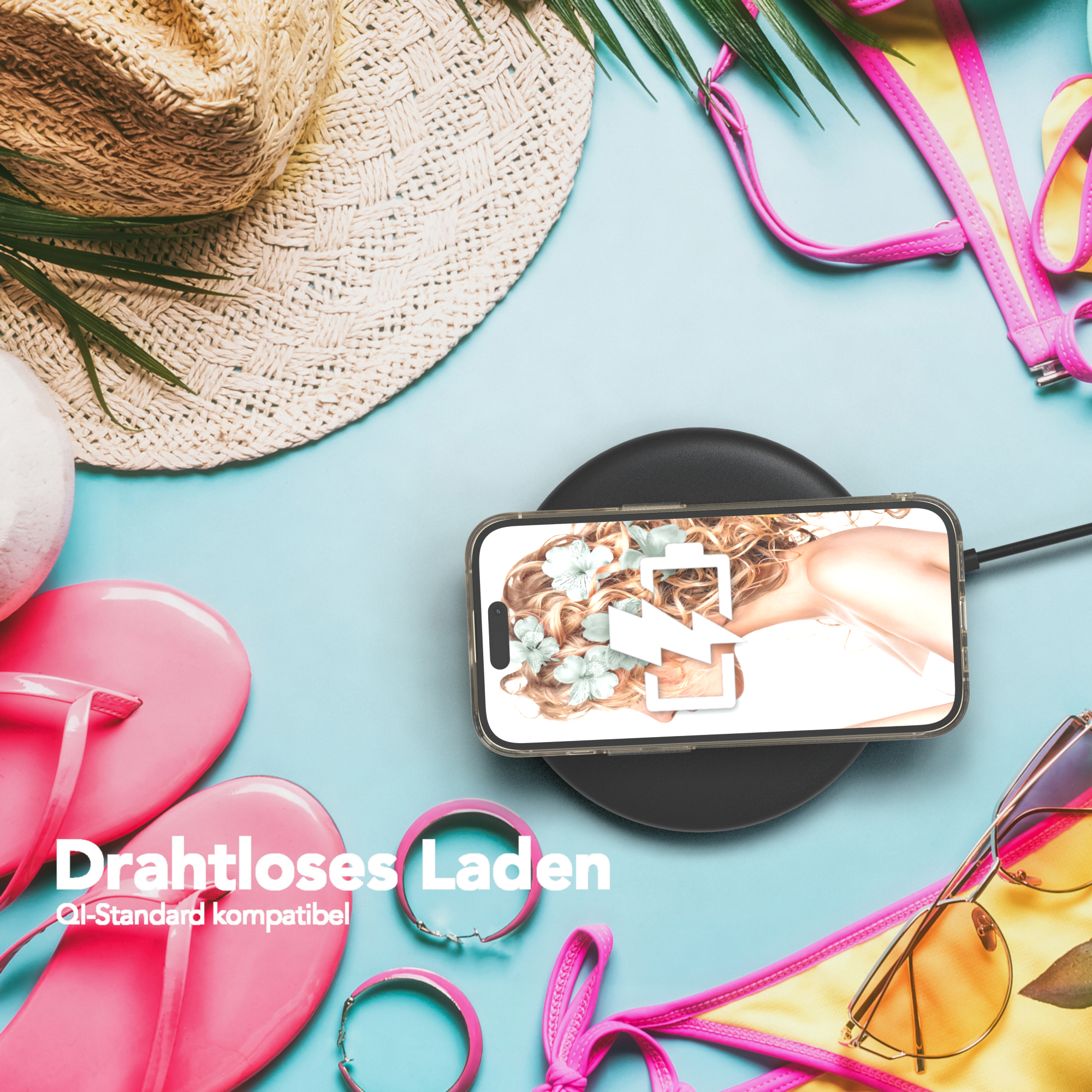 Strandszene: Telefon lädt, Hut, Bikini, Sonnenbrille und Flip-Flops auf blauem Untergrund.