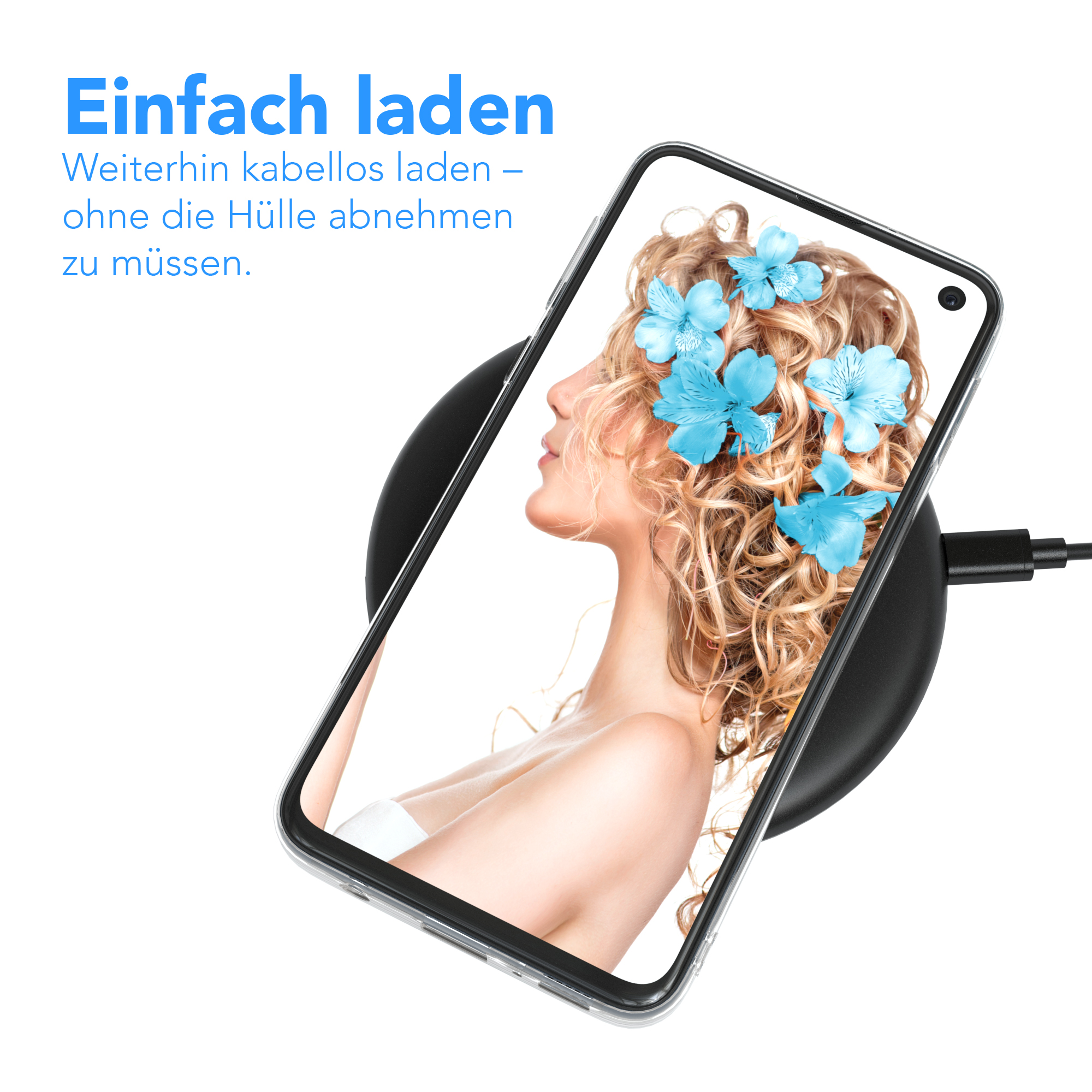 Ein Telefon auf einem kabellosen Ladegerät, das eine Frau zeigt.
