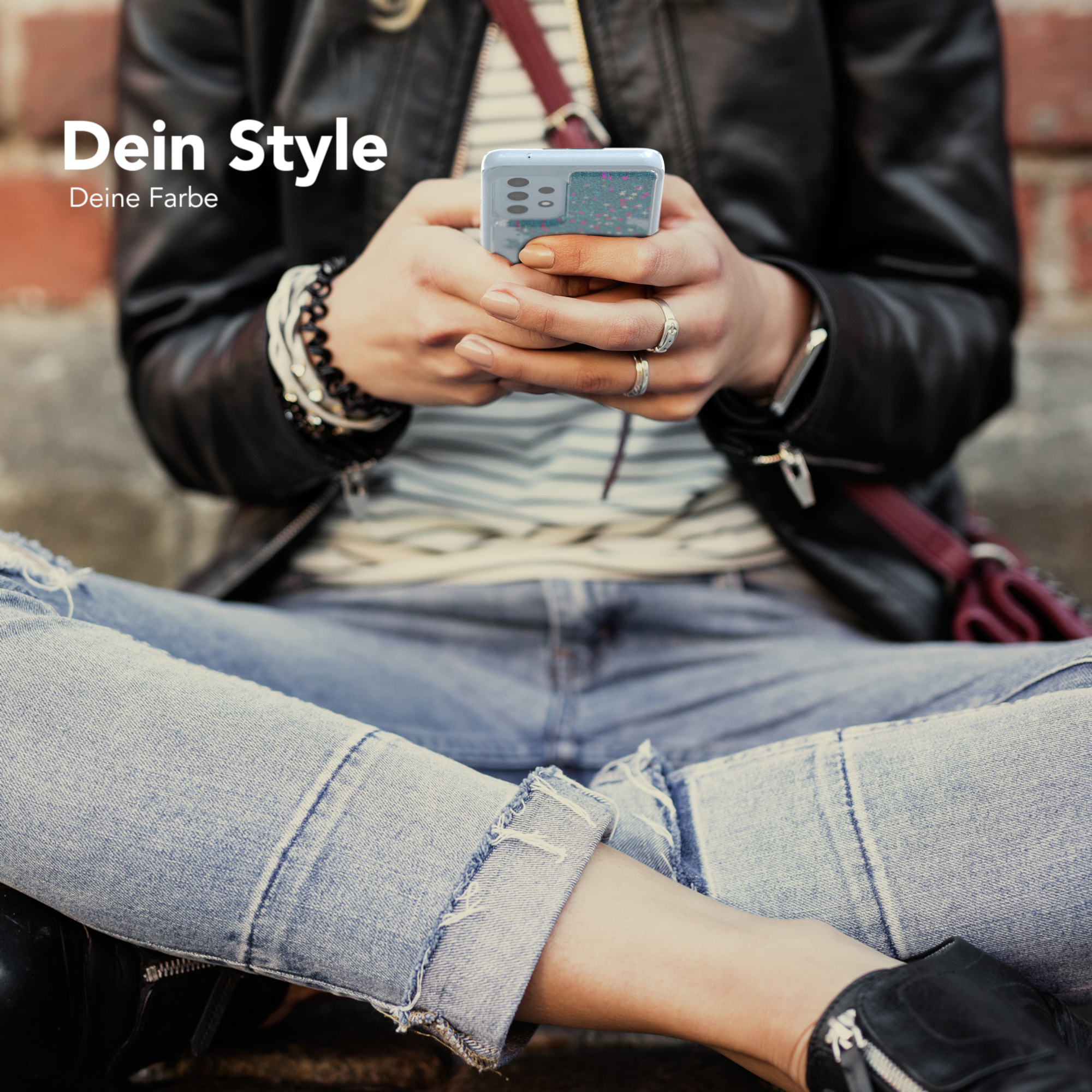 Person hält Telefon mit Hülle, Jeans, schwarze Jacke. Der Text 'Dein Style' ist sichtbar.