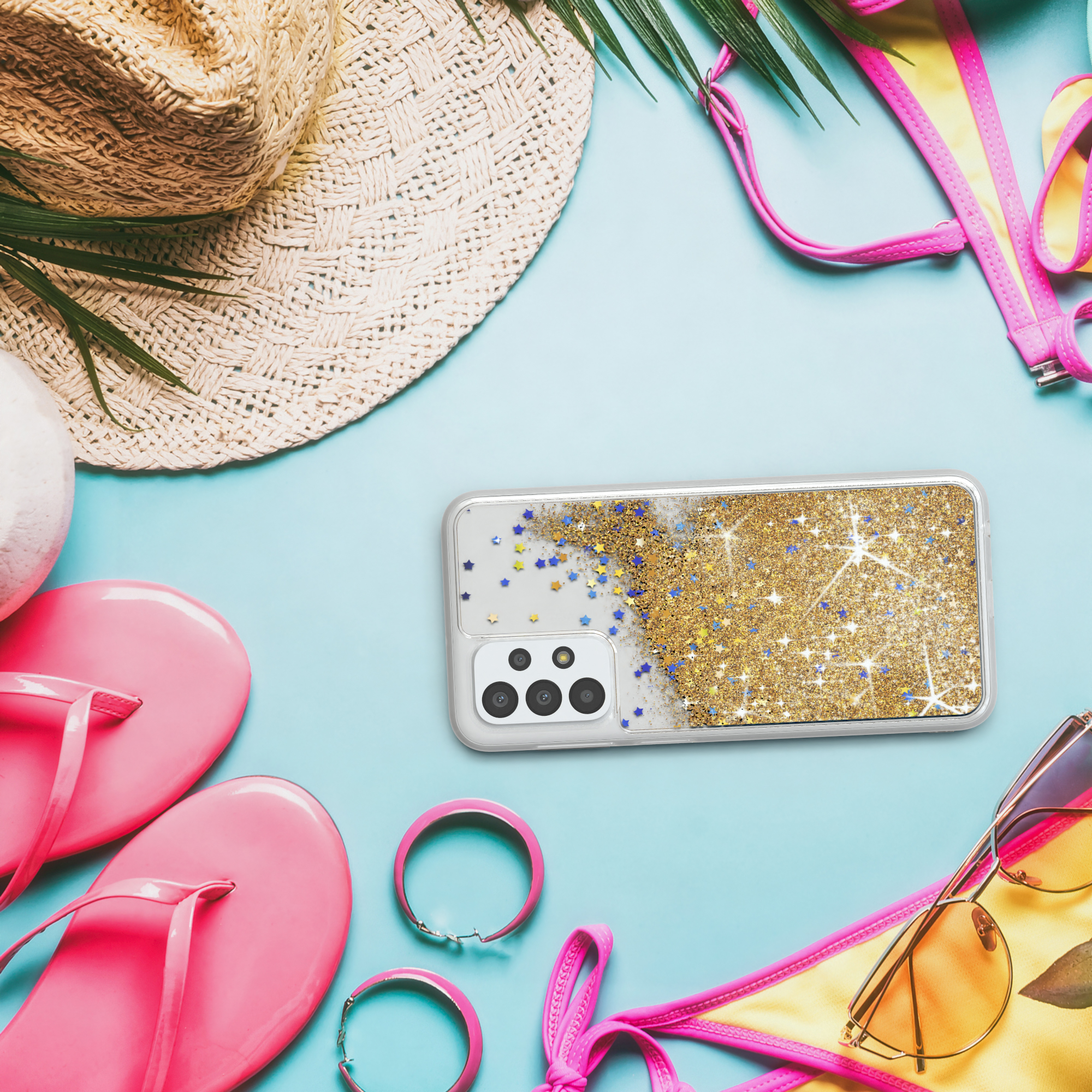 Eine Handyhülle mit goldenem Glitzer und Strandaccessoires. Ein Strohhut, Flip-Flops und eine Sonnenbrille.
