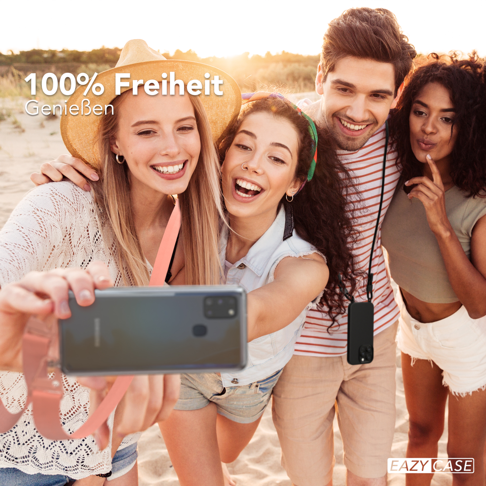 Gruppe von Freunden macht Selfie. Sie lächeln und lachen. Telefon hat Gurt.