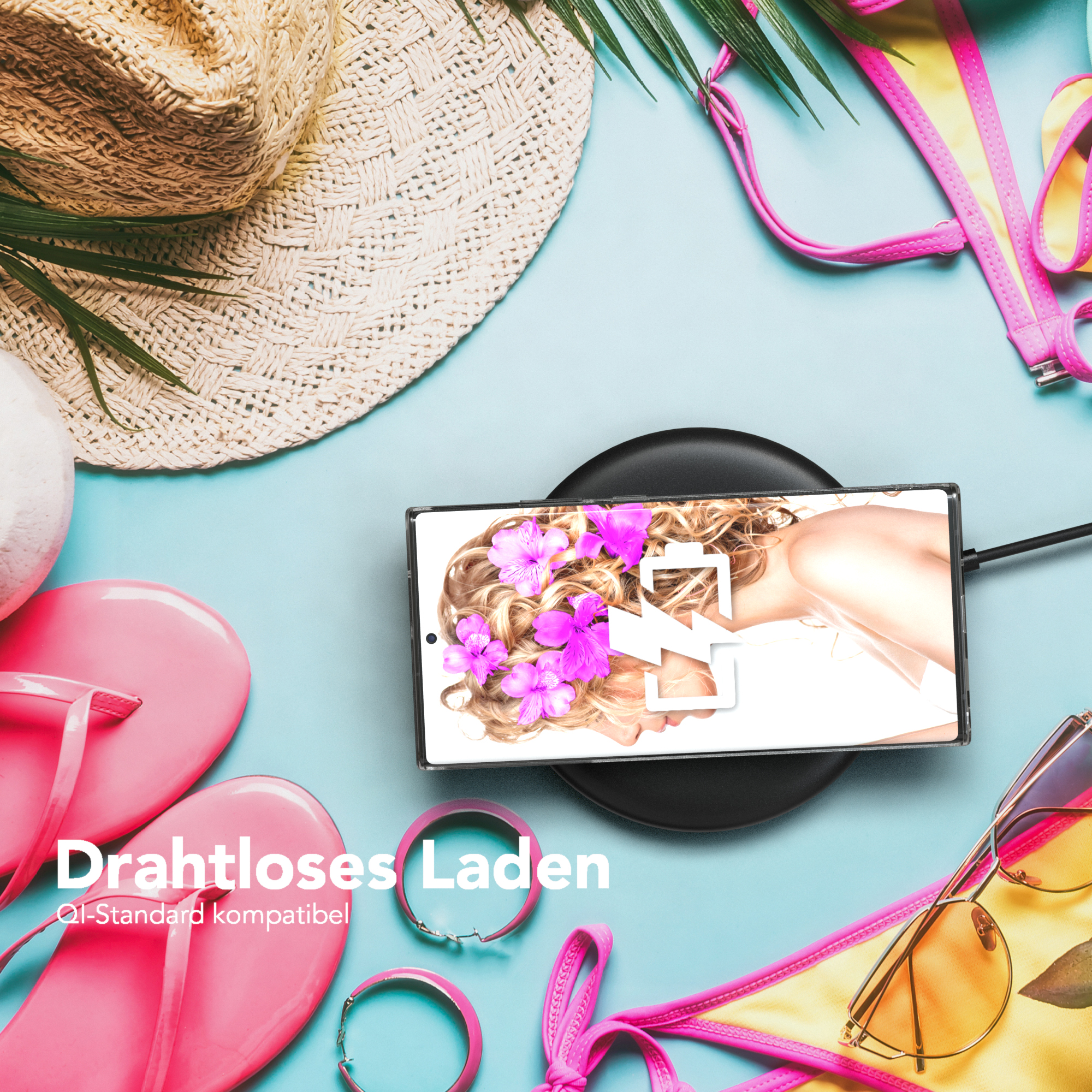 Telefon auf kabellosem Ladegerät, Strandszene: Hut, Sonnenbrille, Flip-Flops. Text: Laden.