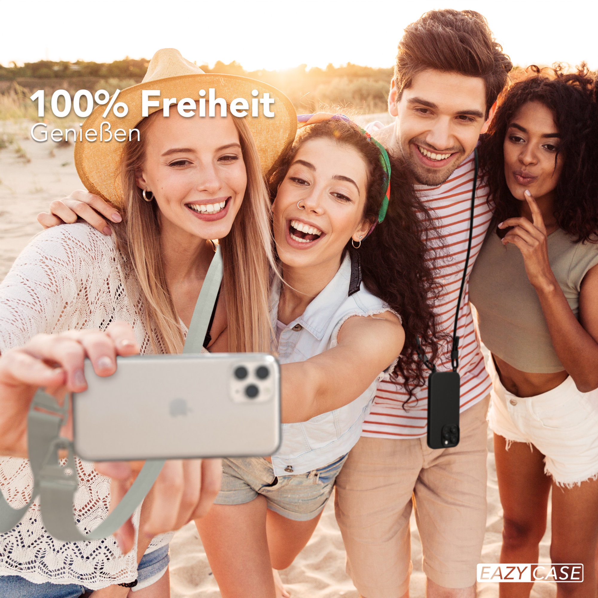 Vier Personen machen ein Selfie mit einem Telefon mit Lanyard. Sie lächeln und sind glücklich.