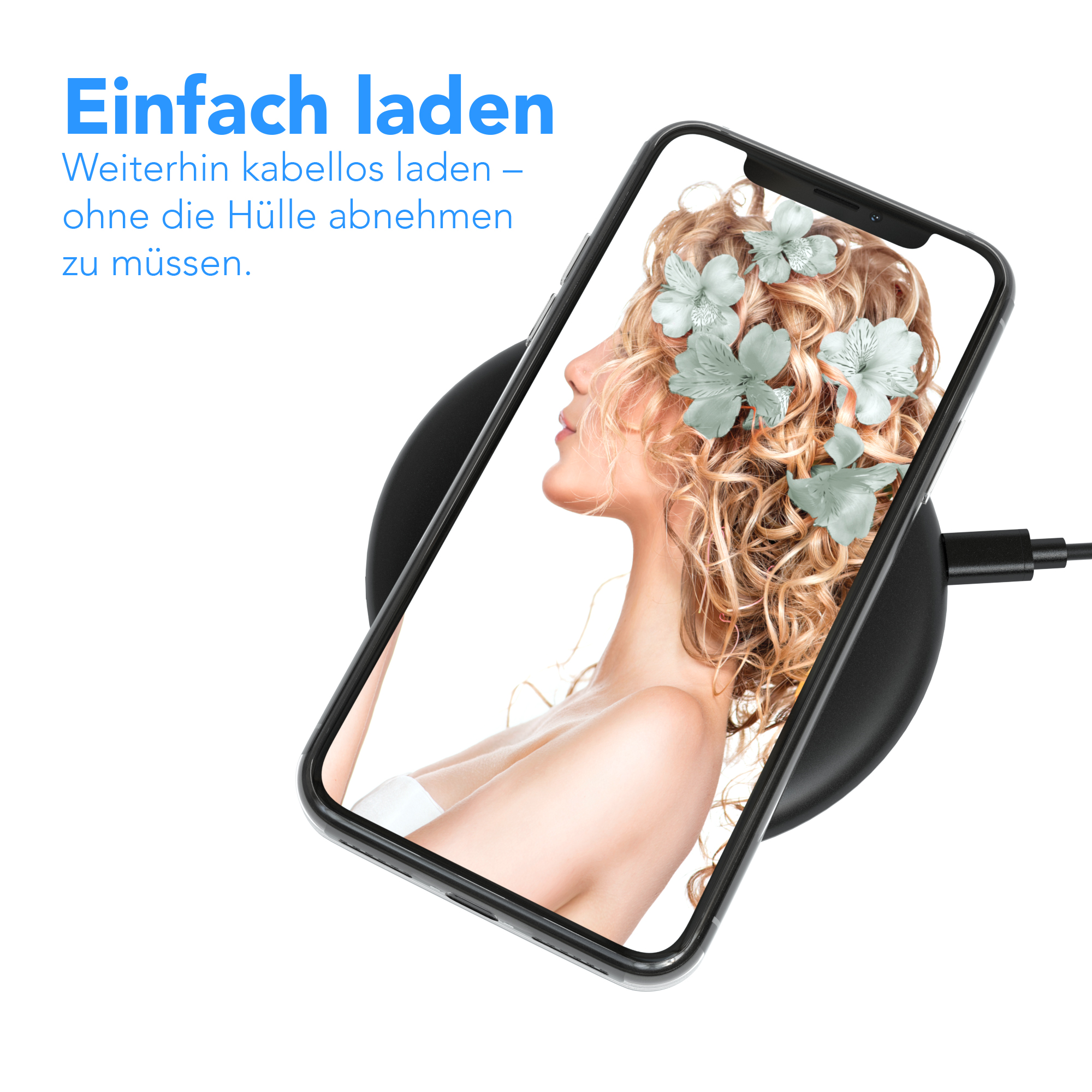 Telefon mit Frauenporträt auf kabellosem Ladegerät. Das Telefon ist schwarz, das Ladegerät ebenfalls.