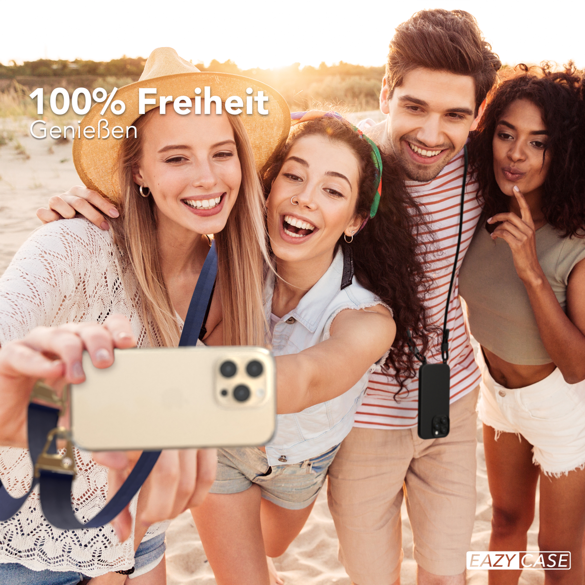 Vier Personen machen ein Selfie am Strand. Eine Person hält ein Telefon mit einem Umhängeband. EAZY CASE Text.